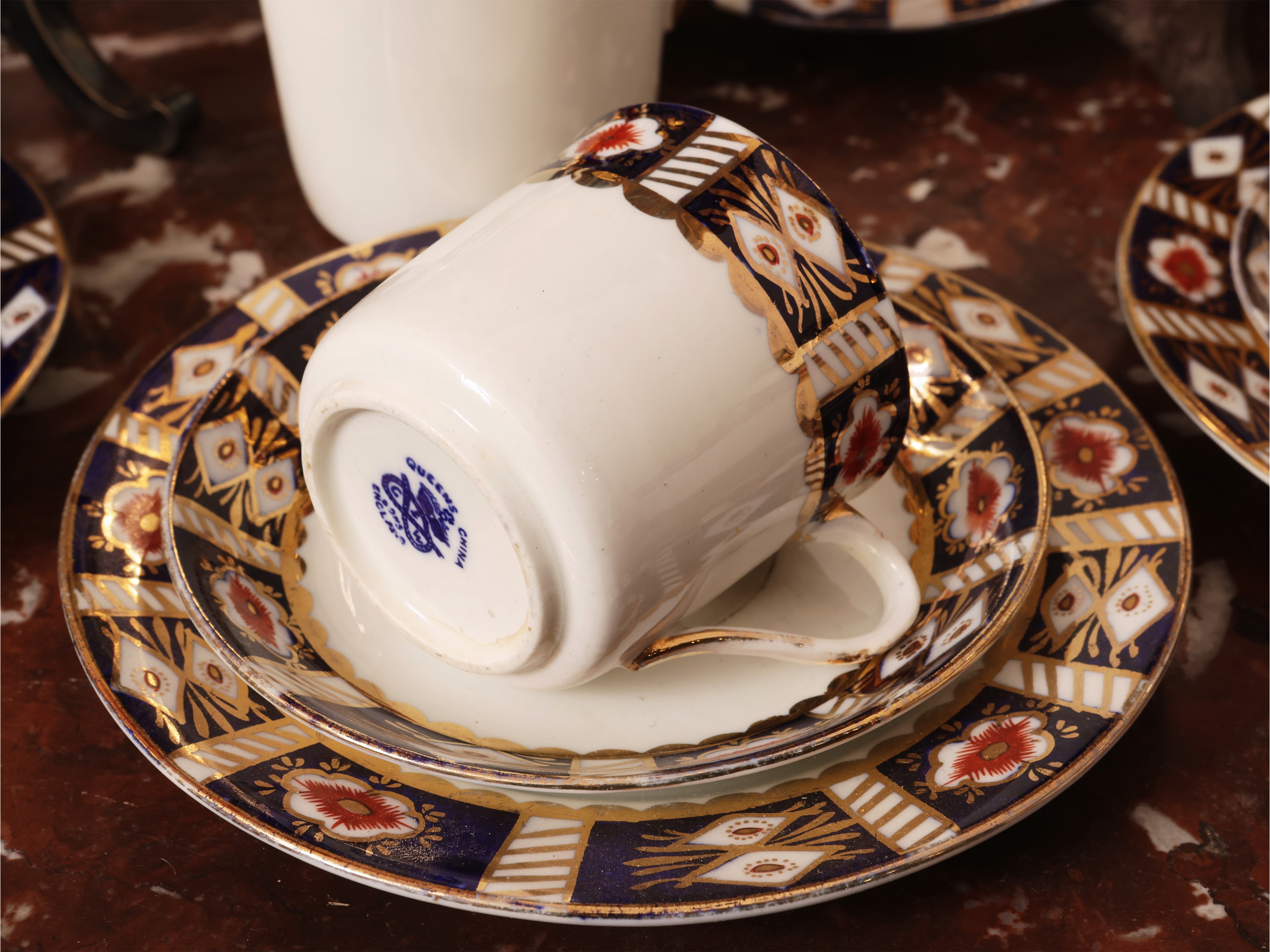 Set per servire il tè con samovar in metallo argentato e servizio in terraglia inglese, inizio de...