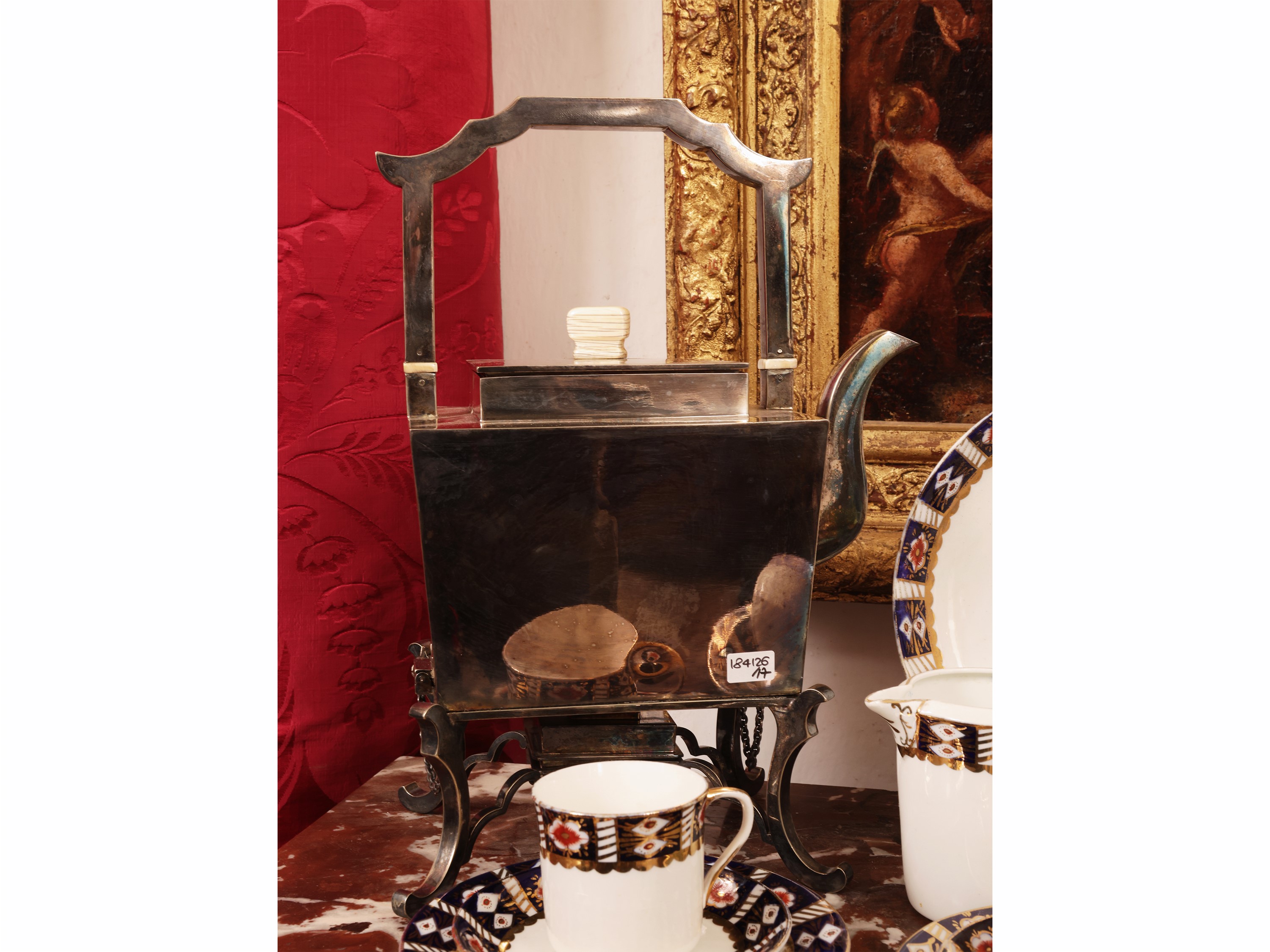 Set per servire il tè con samovar in metallo argentato e servizio in terraglia inglese, inizio de...