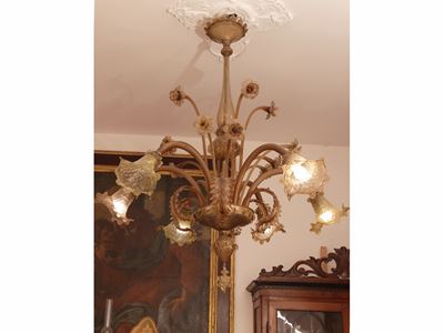 Murano, Lampadario in vetro soffiato fumé, sei bracci con portacandele e trionfo di fiori, XX sec...