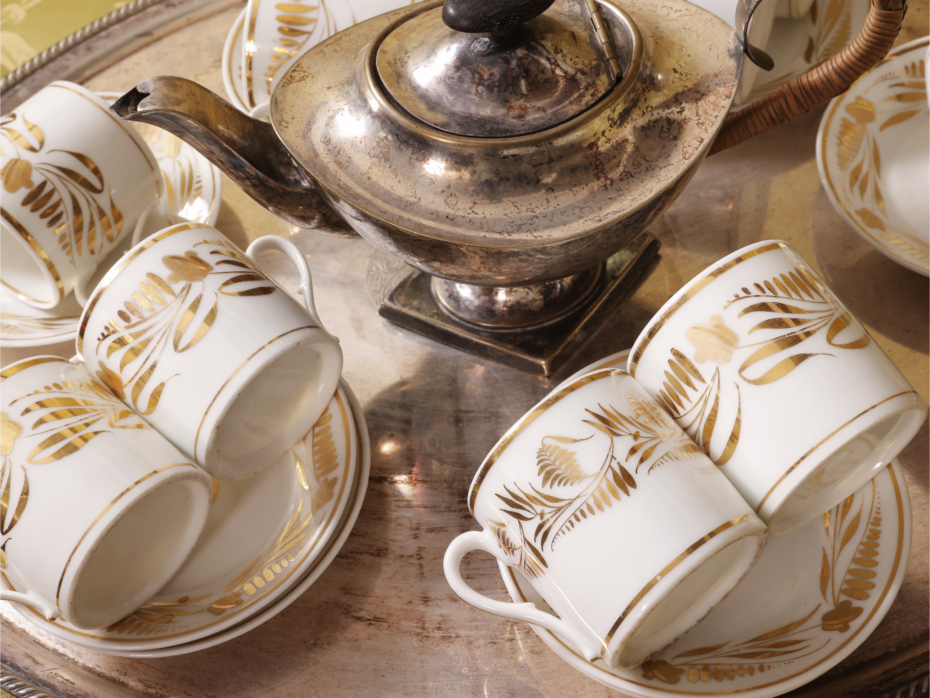 Set da caffè d’epoca, XIX secolo: vassoio ovale su piedini a sfera con tazzine cilindriche lumegg...