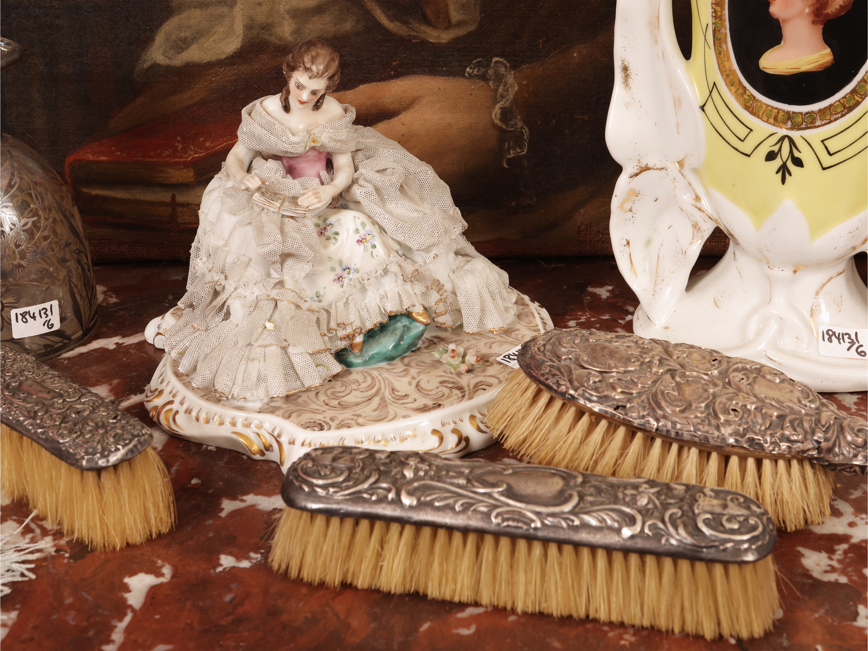 Set da toilette in argento con specchio a mano, spazzole cesellate, flacone e spruzza profumo in ...