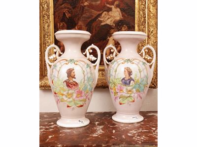Coppia di vasi ad anfora, porcellana dipinta, metà del XIX secolo