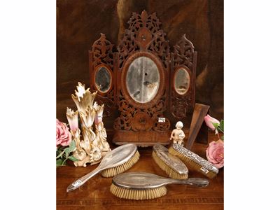 Set da toilette a fine XIX secolo, argento e porcellana con specchiera in noce intarsiata e dipin...