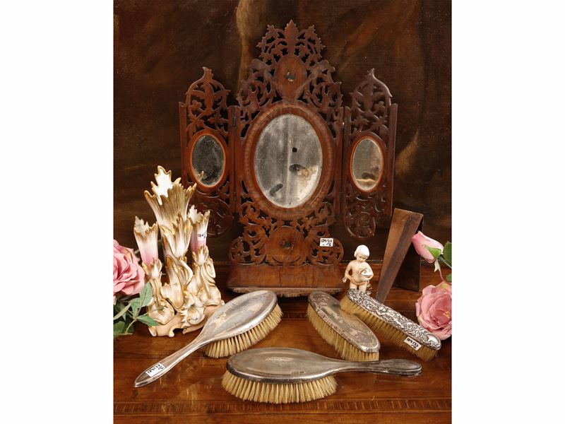 Set da toilette a fine XIX secolo, argento e porcellana con specchiera in noce intarsiata e dipin...