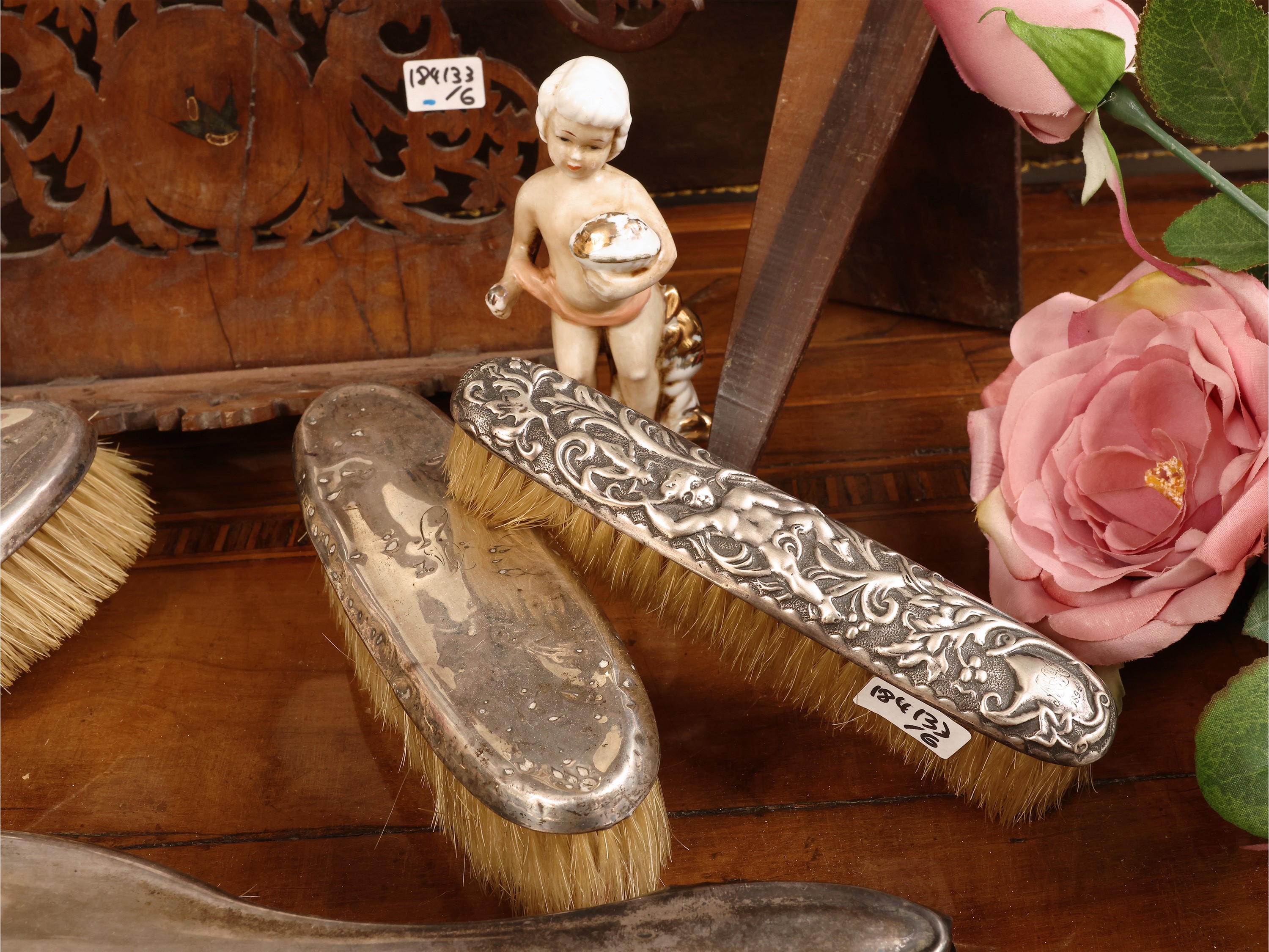 Set da toilette a fine XIX secolo, argento e porcellana con specchiera in noce intarsiata e dipin...