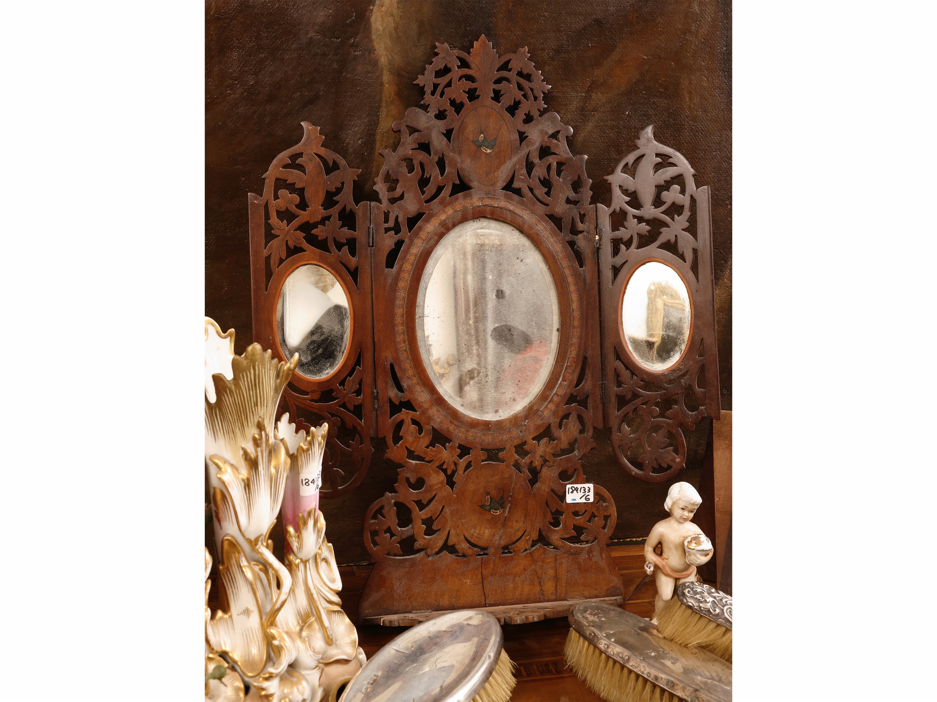 Set da toilette a fine XIX secolo, argento e porcellana con specchiera in noce intarsiata e dipin...