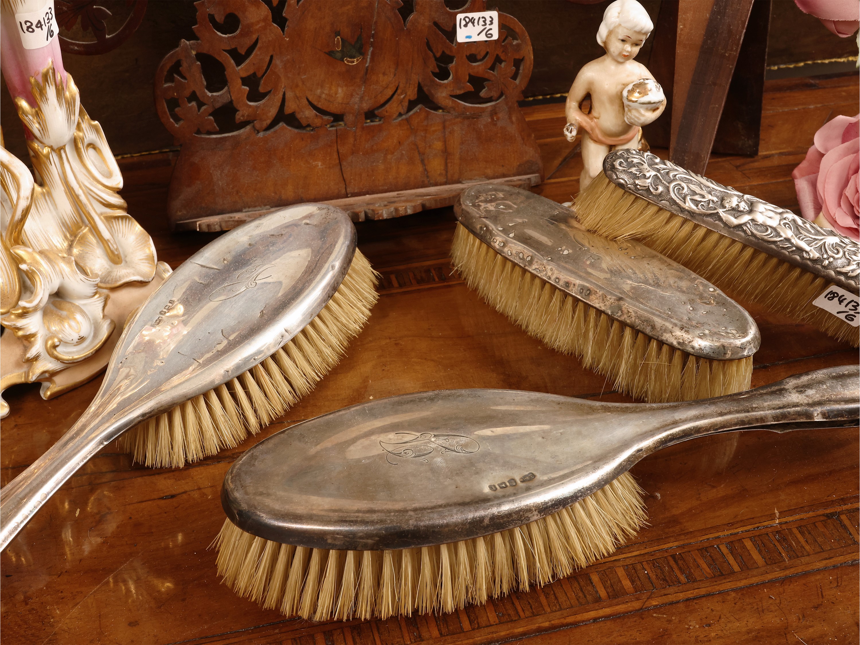 Set da toilette a fine XIX secolo, argento e porcellana con specchiera in noce intarsiata e dipin...