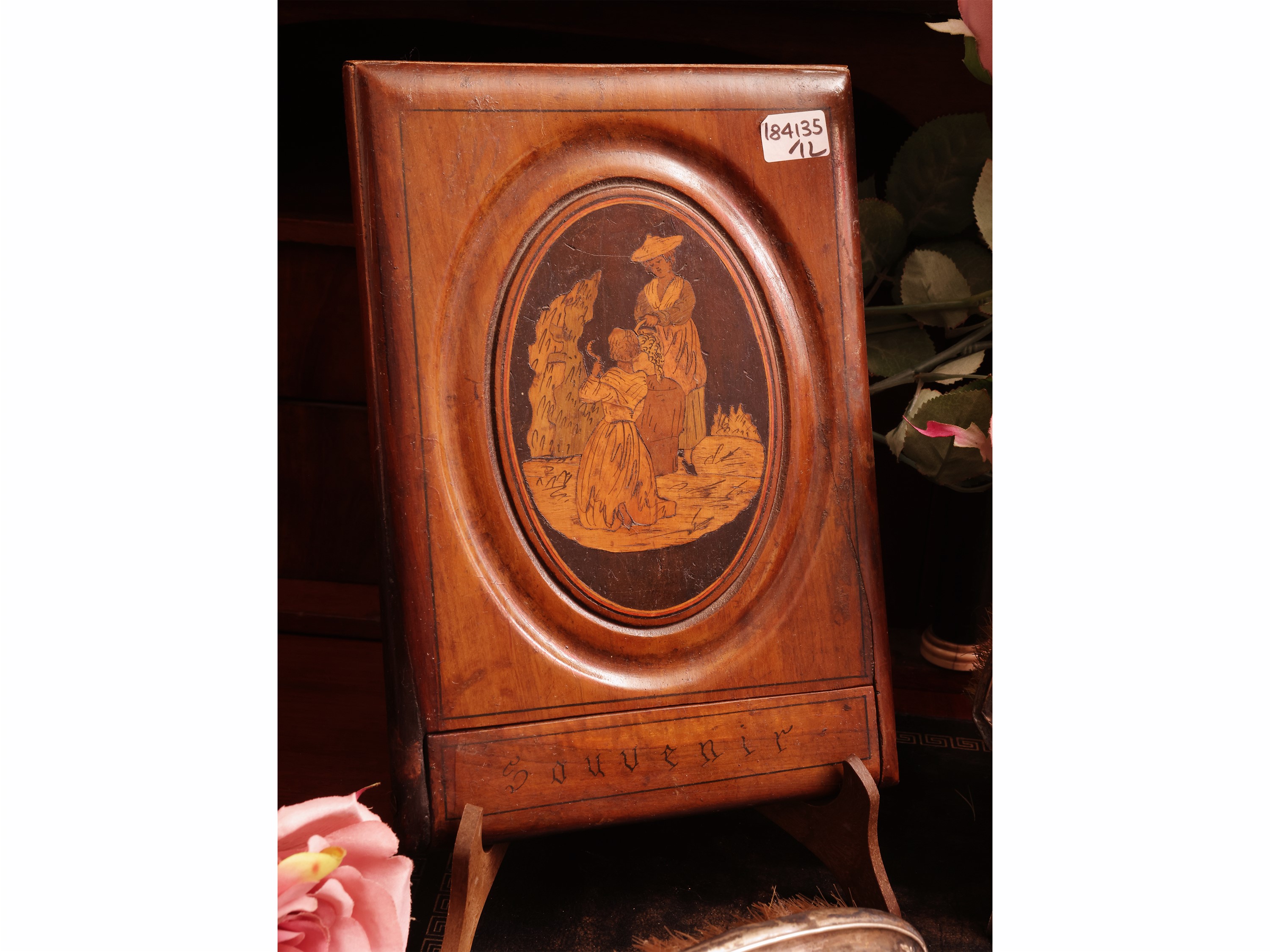Set da toilette in stile fiorentino, argento e biscuit policromo con specchio in noce