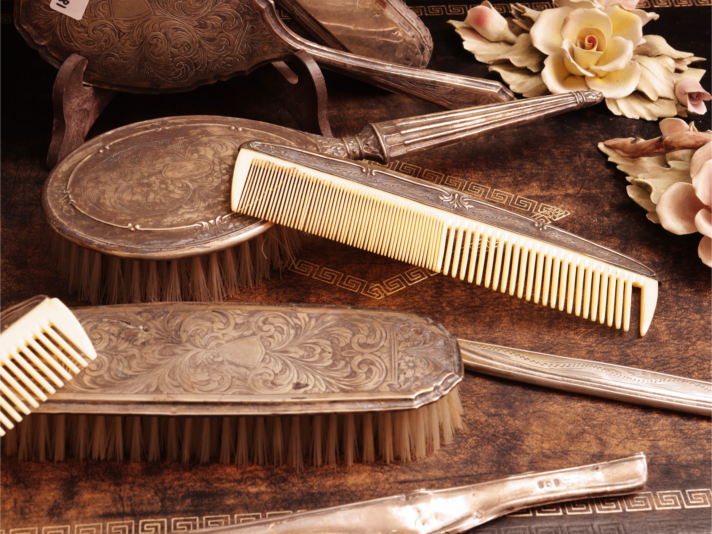 Set da toilette in stile fiorentino, argento e biscuit policromo con specchio in noce