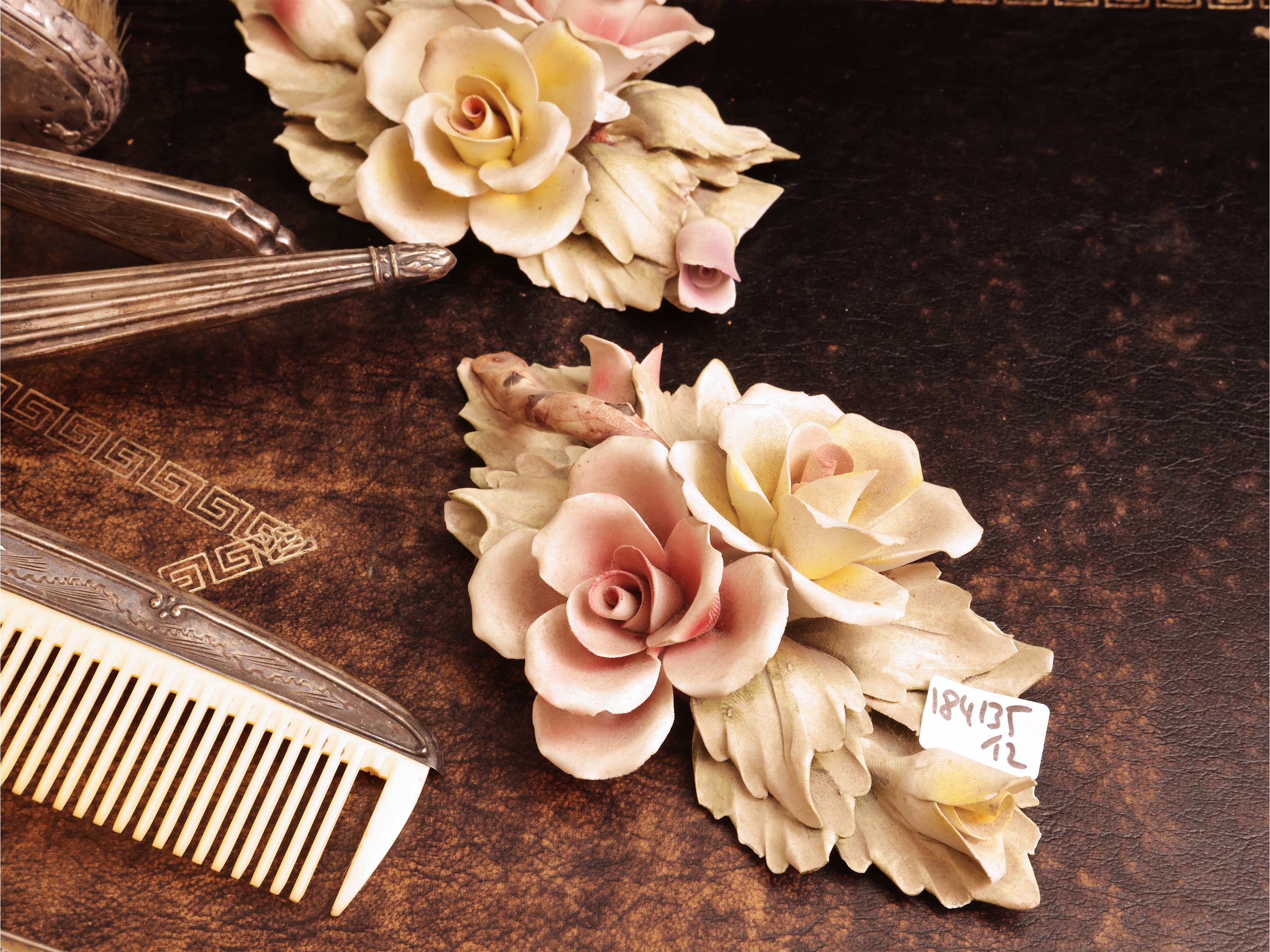 Set da toilette in stile fiorentino, argento e biscuit policromo con specchio in noce