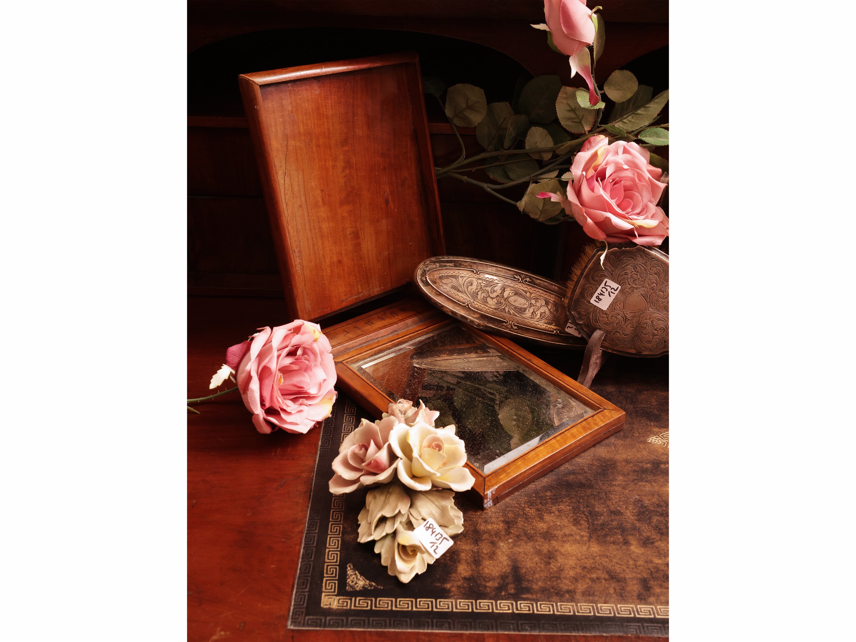 Set da toilette in stile fiorentino, argento e biscuit policromo con specchio in noce
