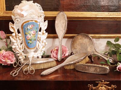 Birmingham inizio XX secolo, Set da toilette in argento con specchio a mano, spazzole e vaso in p...