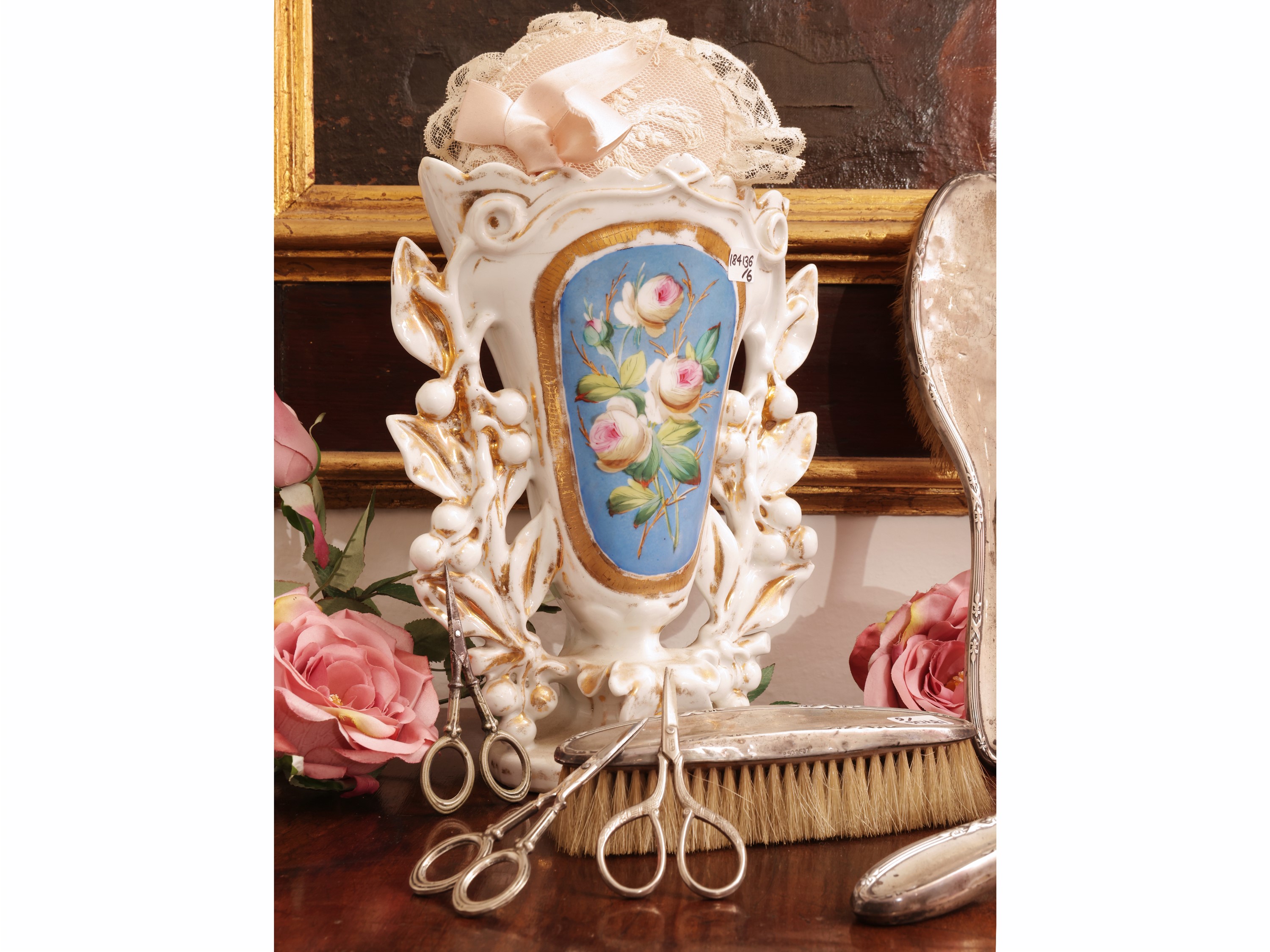 Birmingham, Inizio XX secolo, Set da toilette in argento con vaso a tromba in porcellana dipinta ...