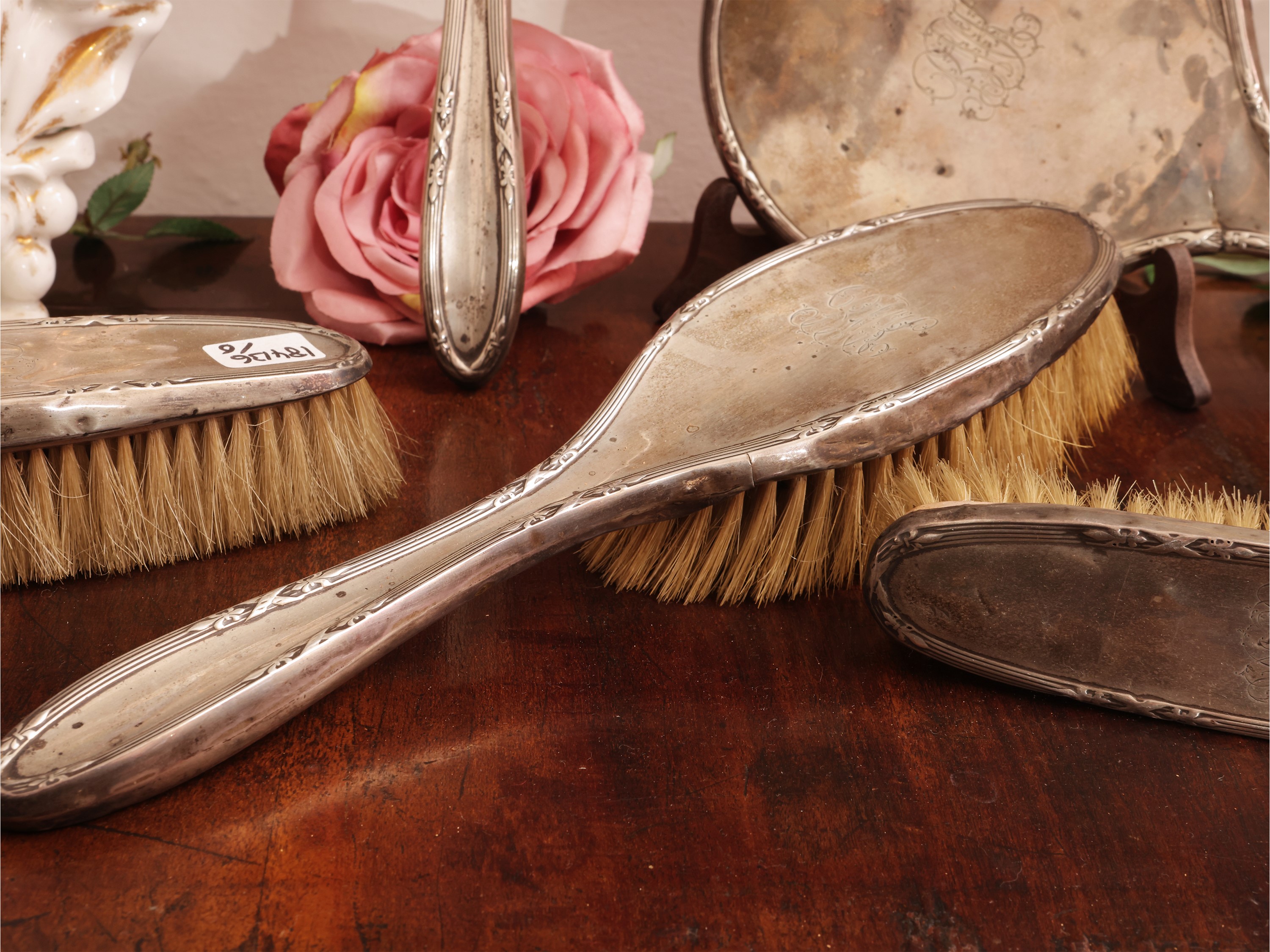Birmingham, Inizio XX secolo, Set da toilette in argento con vaso a tromba in porcellana dipinta ...
