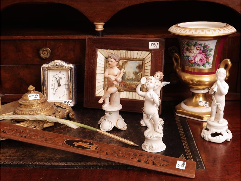 Curiosità da scrivania, calamaio in antimonio decorato con cane da caccia e accessori vari