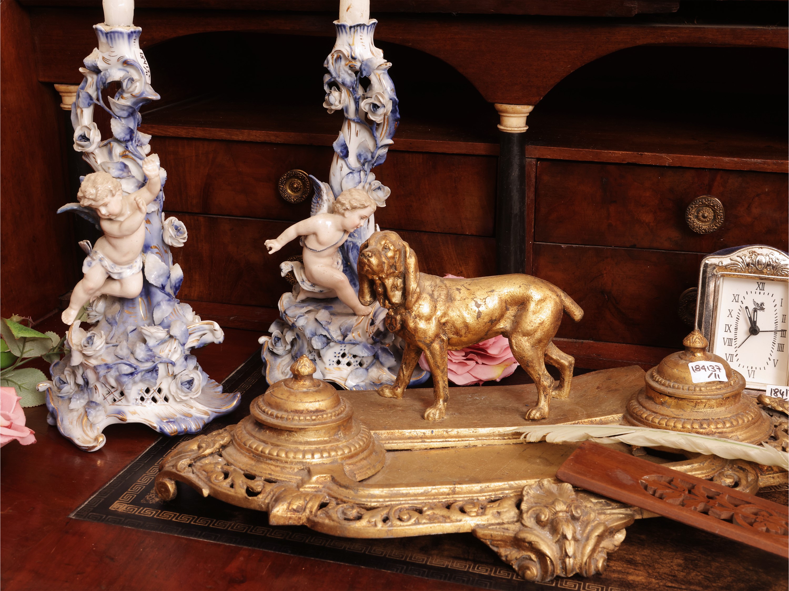 Curiosità da scrivania, calamaio in antimonio decorato con cane da caccia e accessori vari