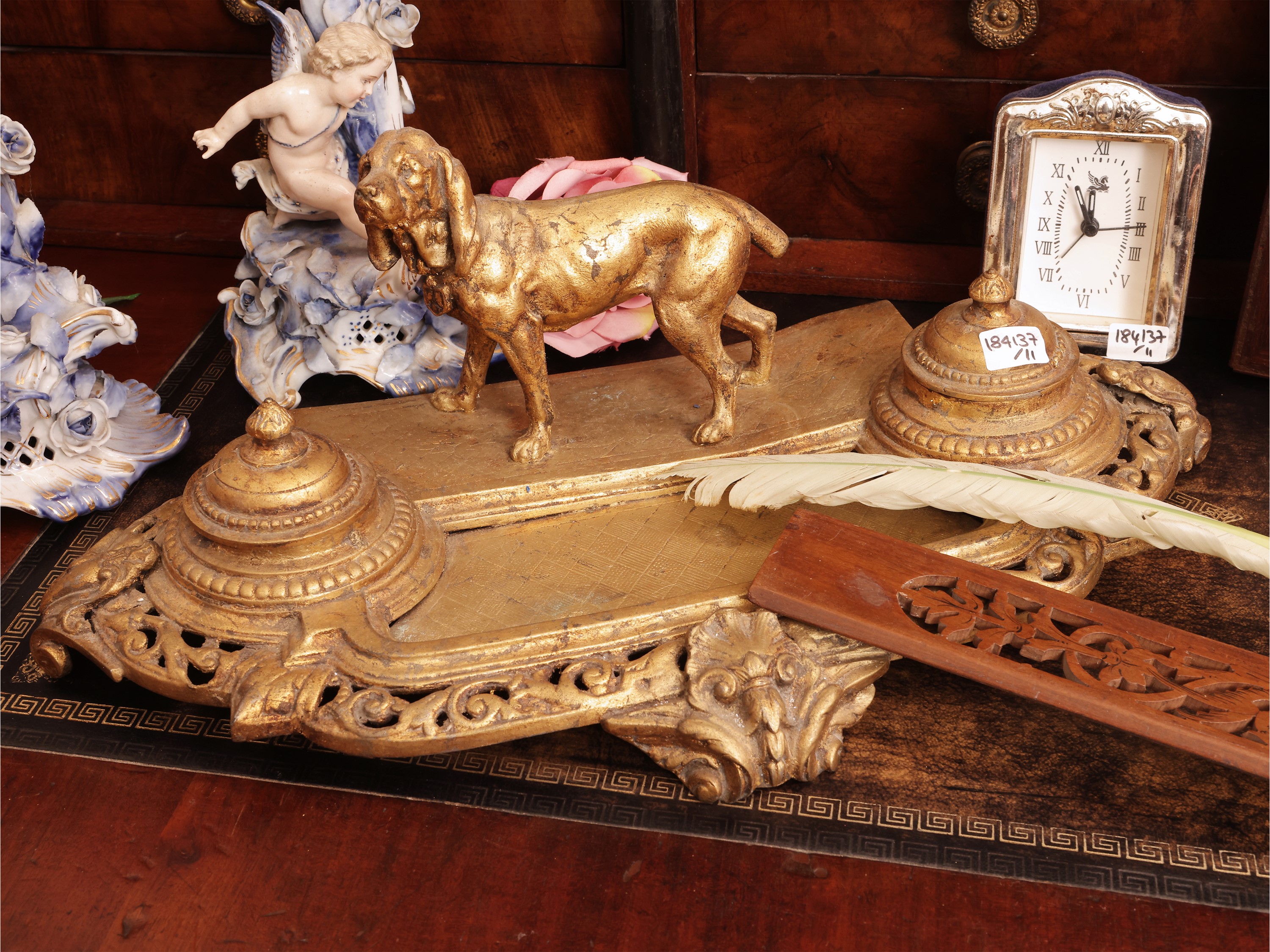 Curiosità da scrivania, calamaio in antimonio decorato con cane da caccia e accessori vari