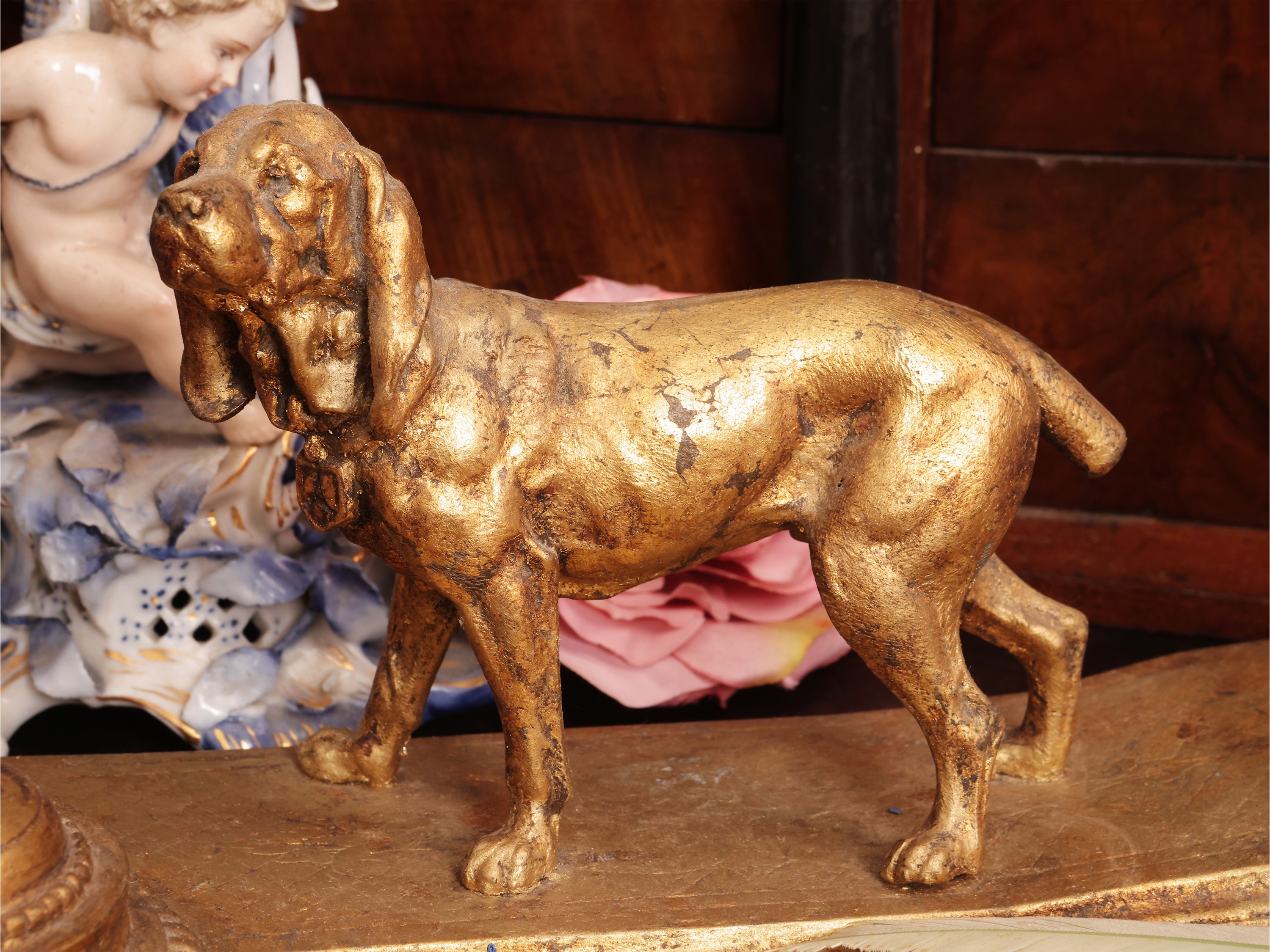 Curiosità da scrivania, calamaio in antimonio decorato con cane da caccia e accessori vari