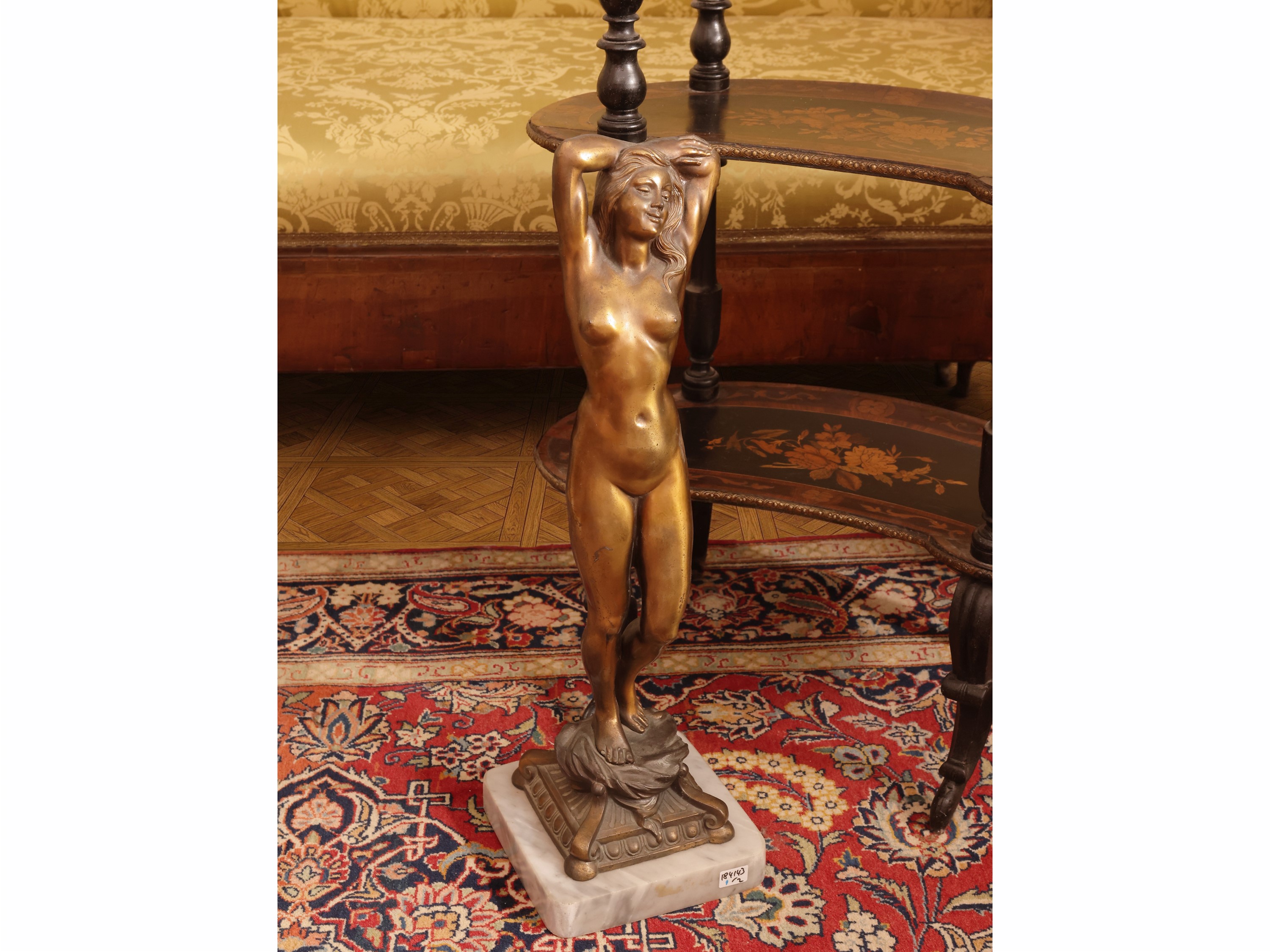 Intarsio floreale, tavolino etagère a fagiolo e scultura con nudo femminile in metallo
