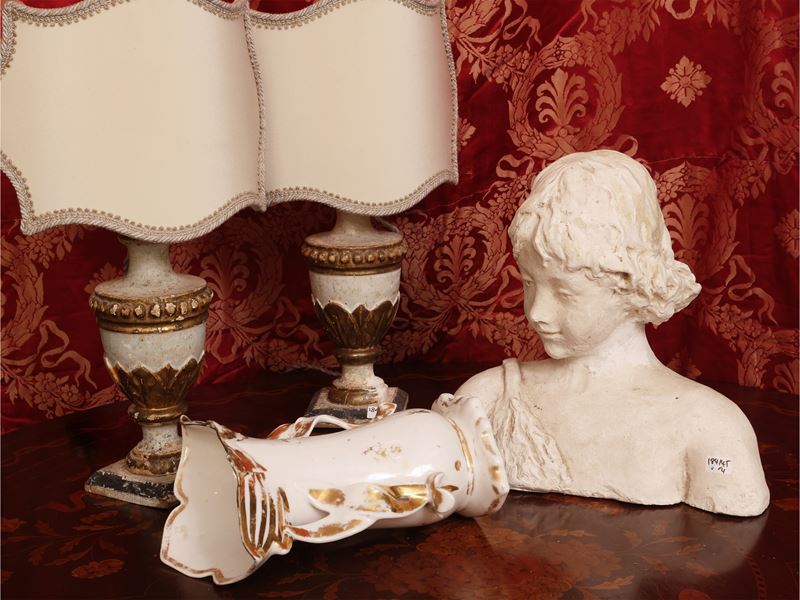 Selezione di accessori d’epoca, busto in gesso, lumi da tavolo e vaso a tromba in porcellana (XIX...
