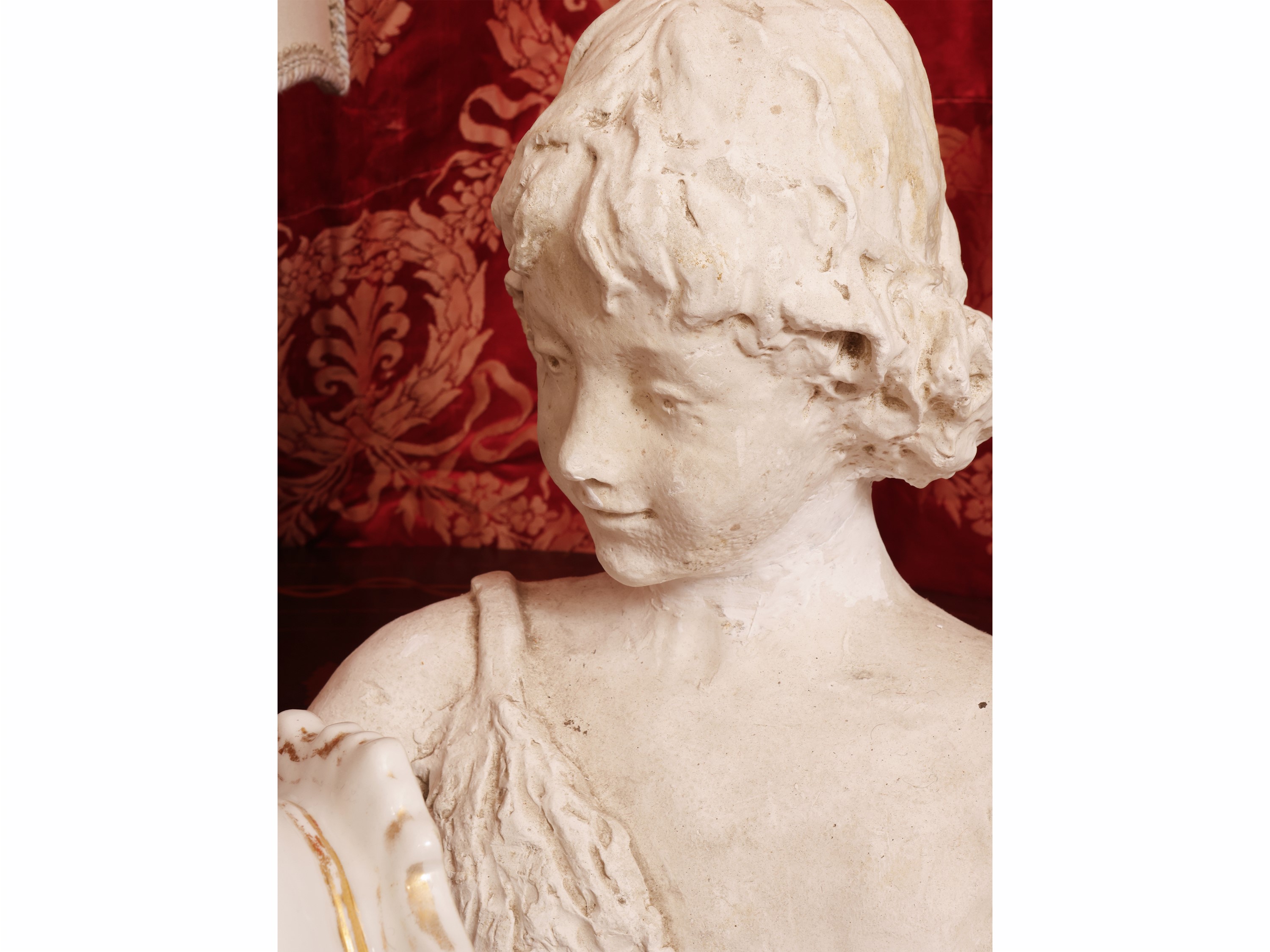 Selezione di accessori d’epoca, busto in gesso, lumi da tavolo e vaso a tromba in porcellana (XIX...