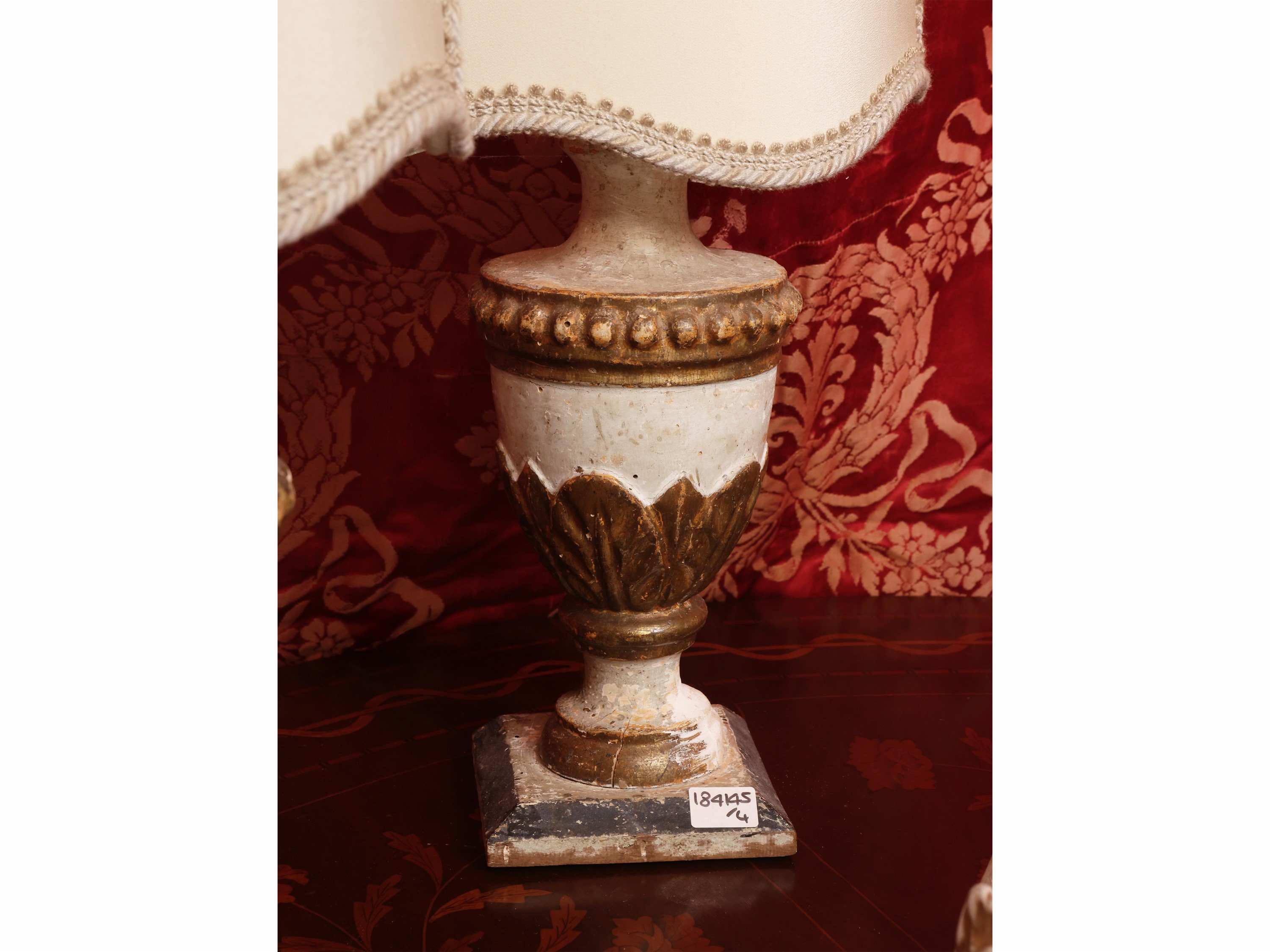 Selezione di accessori d’epoca, busto in gesso, lumi da tavolo e vaso a tromba in porcellana (XIX...