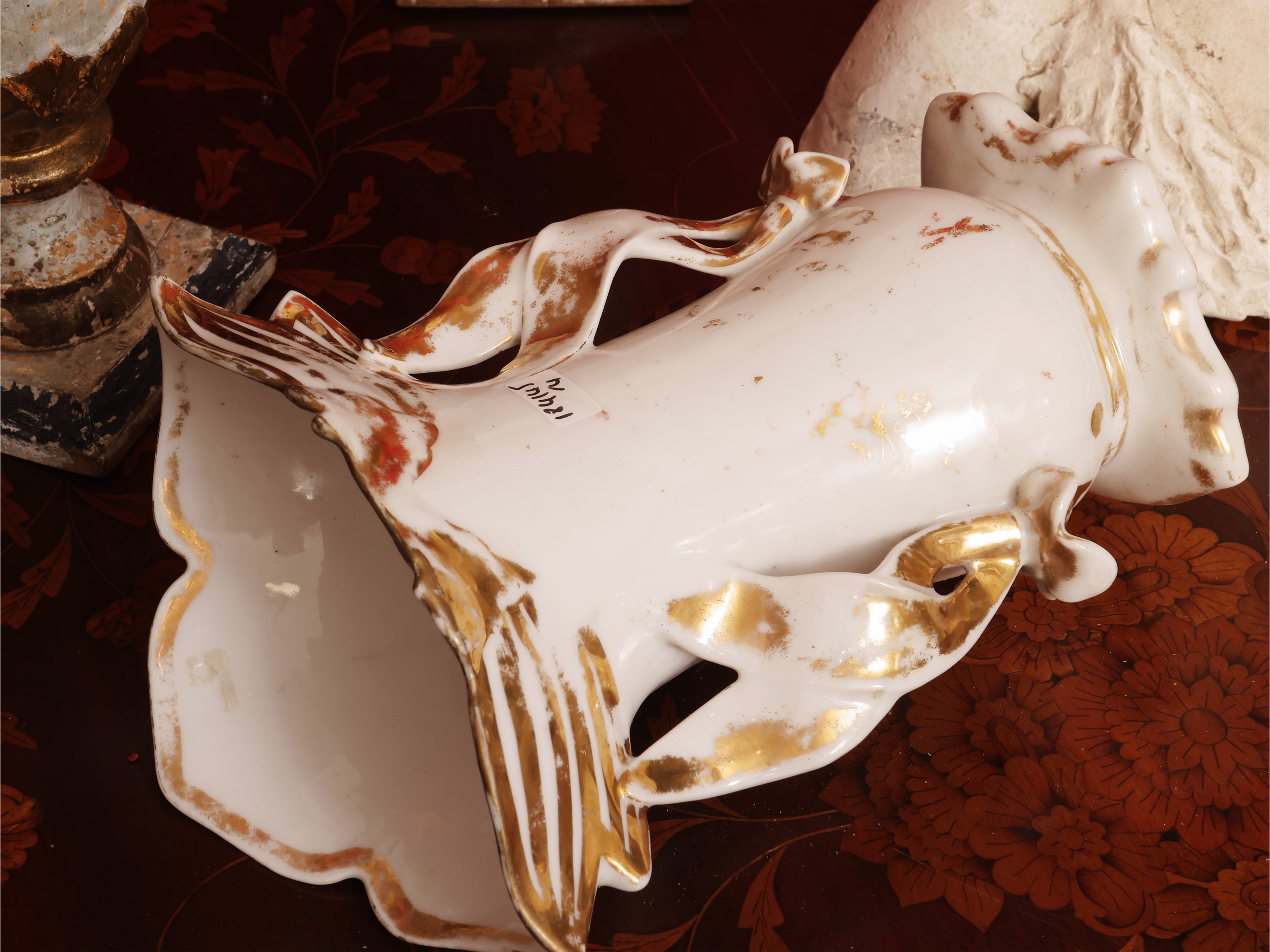 Selezione di accessori d’epoca, busto in gesso, lumi da tavolo e vaso a tromba in porcellana (XIX...