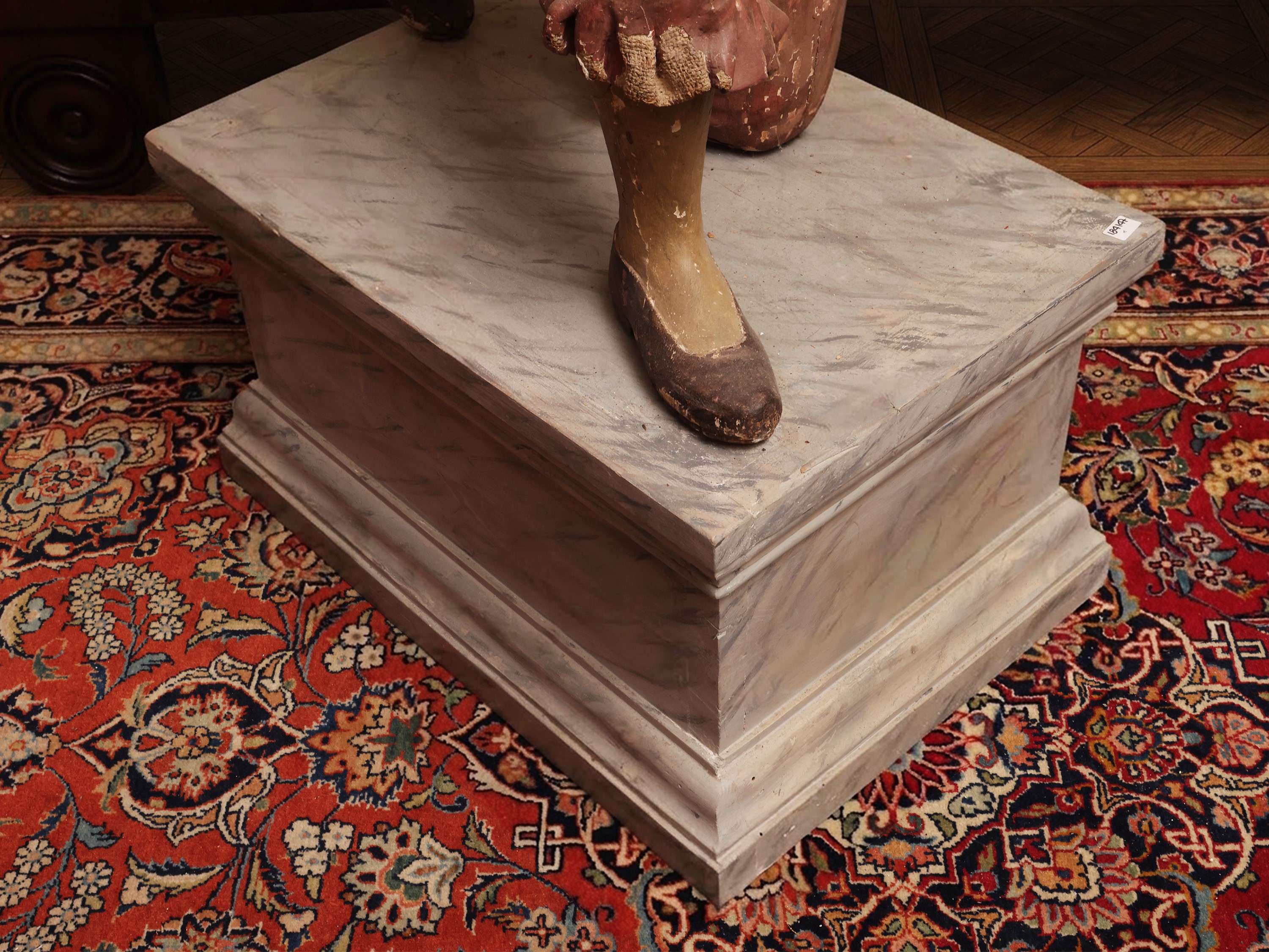XIX secolo, Paggio orante, scultura lignea policroma con base in legno dipinto