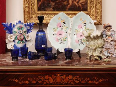 Curiosità d’epoca, vassoio per antipasti in porcellana dipinta e set da liquore in vetro blu (XIX...