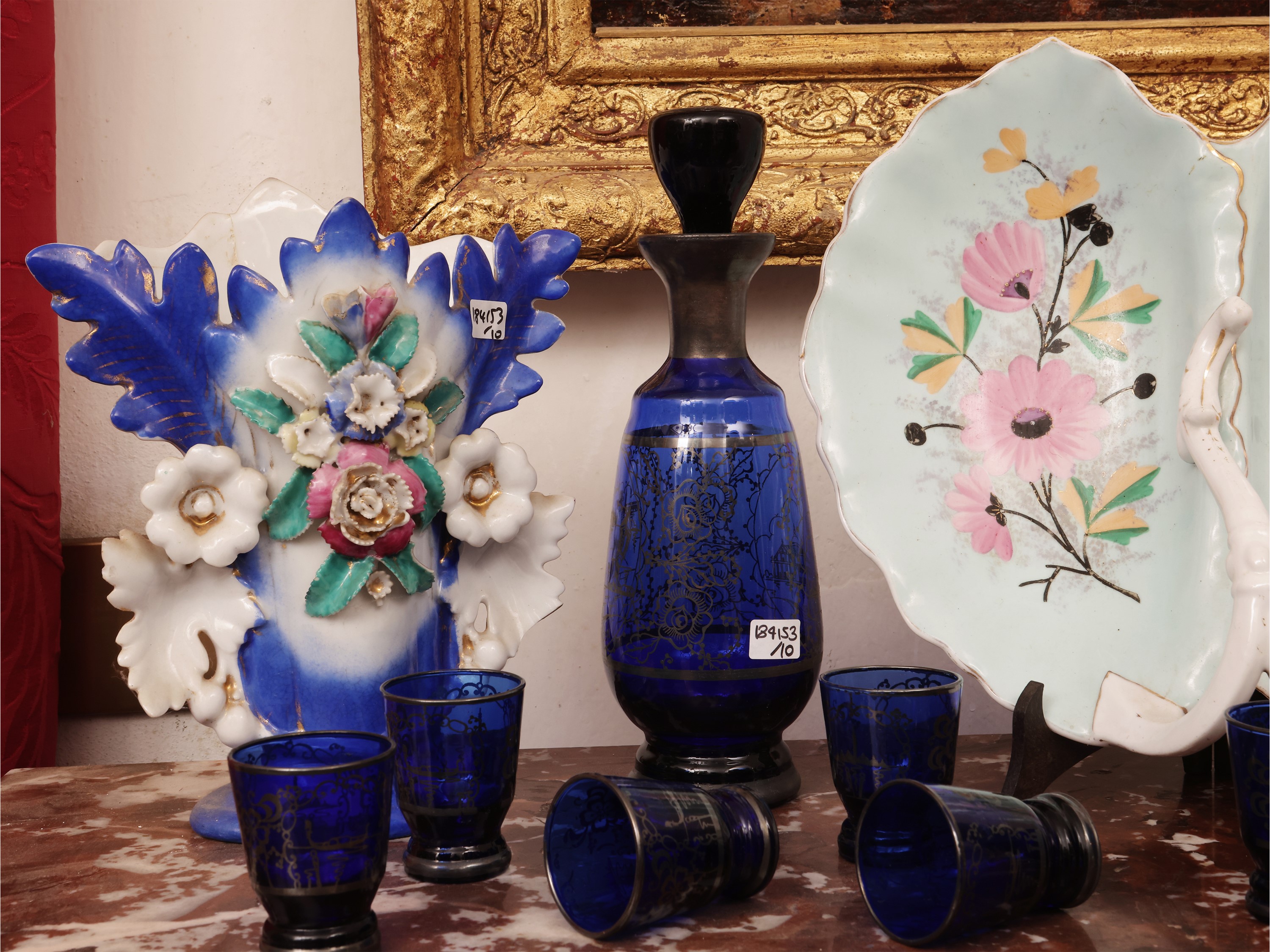 Curiosità d’epoca, vassoio per antipasti in porcellana e set da liquore in vetro blu (XIX/XX seco...