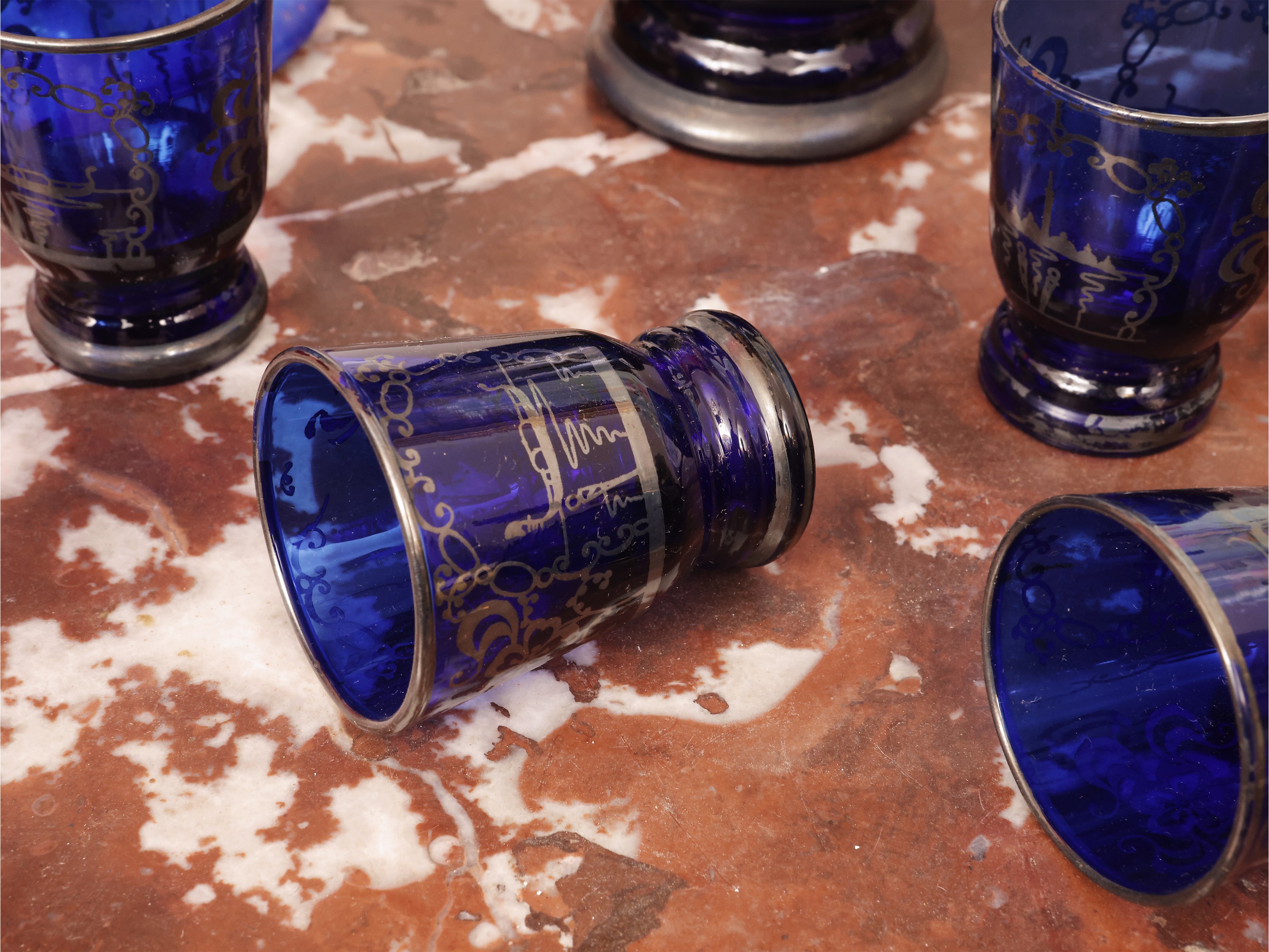 Curiosità d’epoca, vassoio per antipasti in porcellana e set da liquore in vetro blu (XIX/XX seco...
