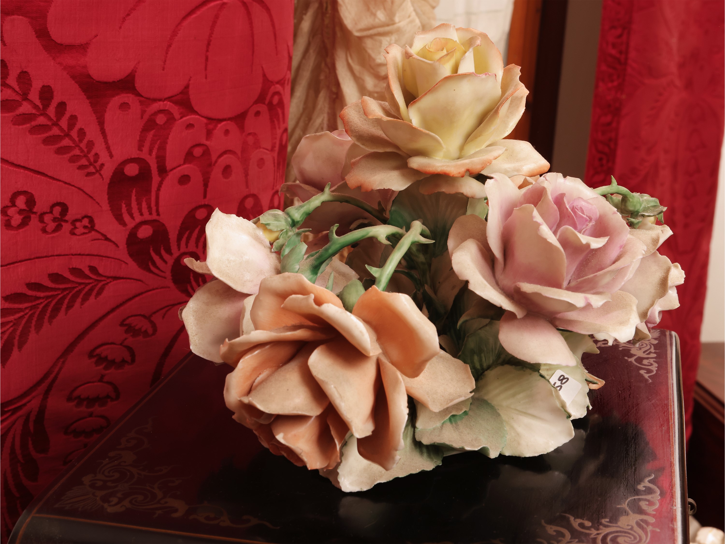 Trionfo di fiori in biscuit policromo, gruppo centrotavola