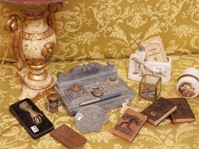 Curiosità d’epoca da scrivania, calamaio in marmo grigio e lume in legno laccato e dorato