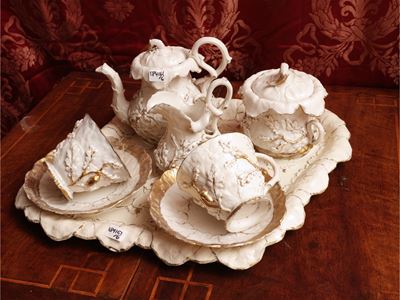 Tetè a tetè, biscuit lumeggiato in oro, vassoio decorato a foglie di quercia e ghiande
