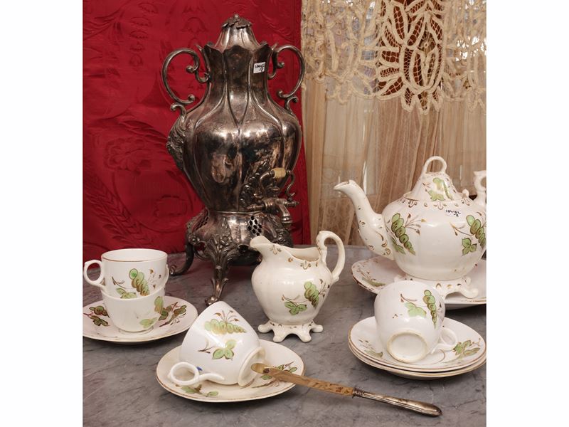 Set per servire il tè, grande samovar in metallo argentato e servizio in terraglia inglese, inizi...