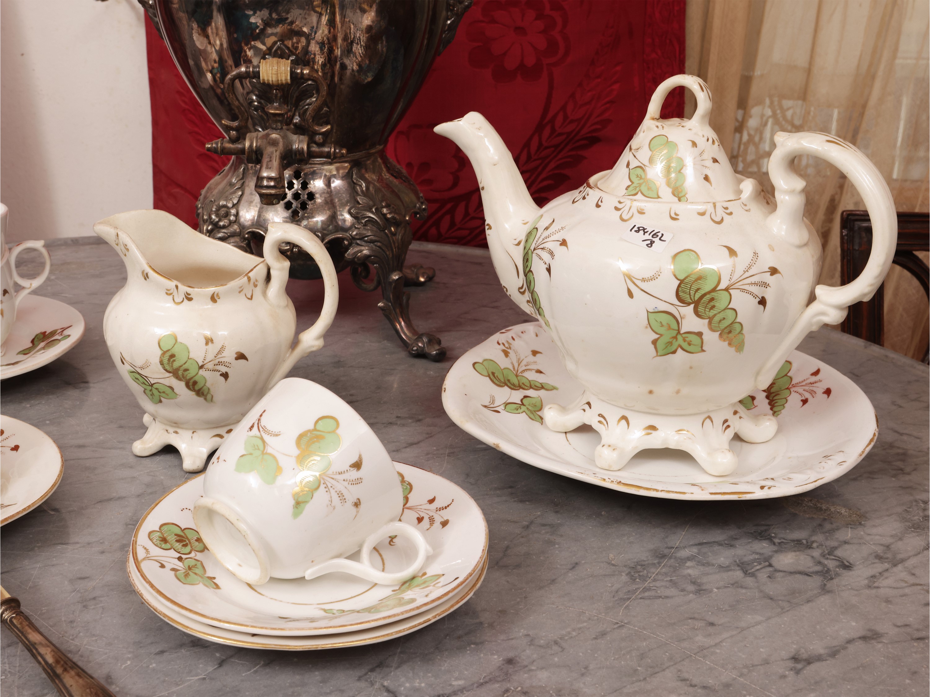 Set per servire il tè, grande samovar in metallo argentato e servizio in terraglia inglese, inizi...