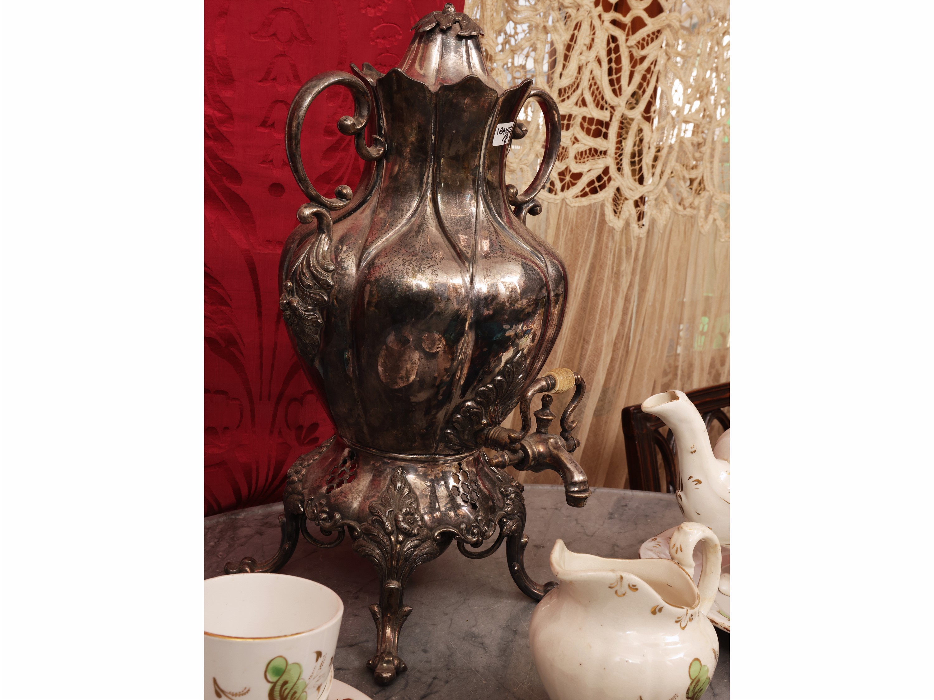Set per servire il tè, grande samovar in metallo argentato e servizio in terraglia inglese, inizi...