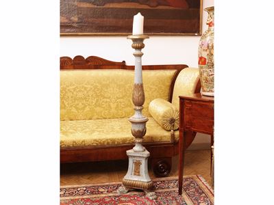 Torciera, legno laccato celeste con lumeggiature in oro, XIX secolo