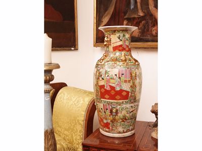 Cantonese, Grande vaso in porcellana dipinta policroma con lumeggiature dorate, XIX/XX secolo