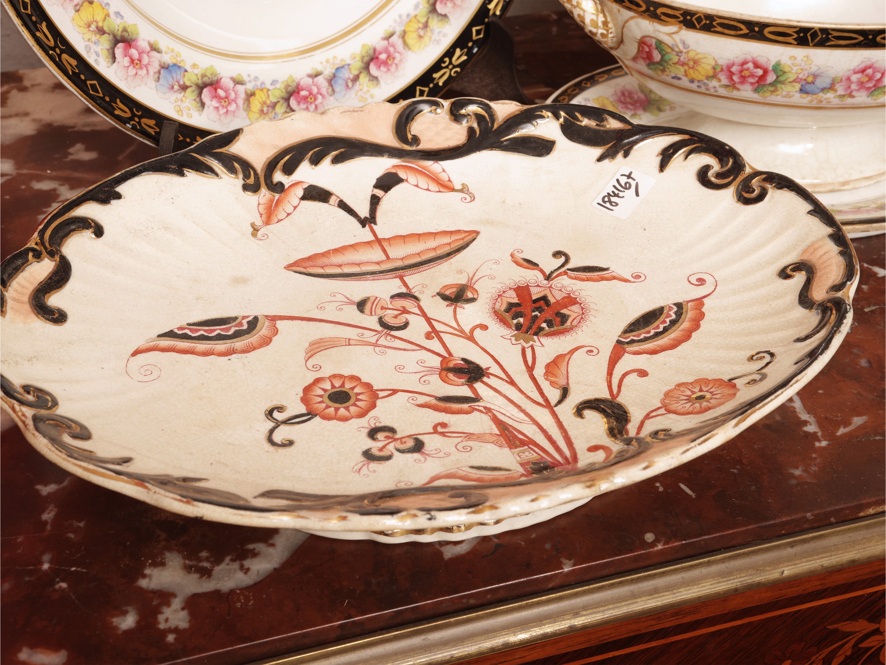 Set di piatti e accessori decorativi in terraglia, XIX/XX secolo