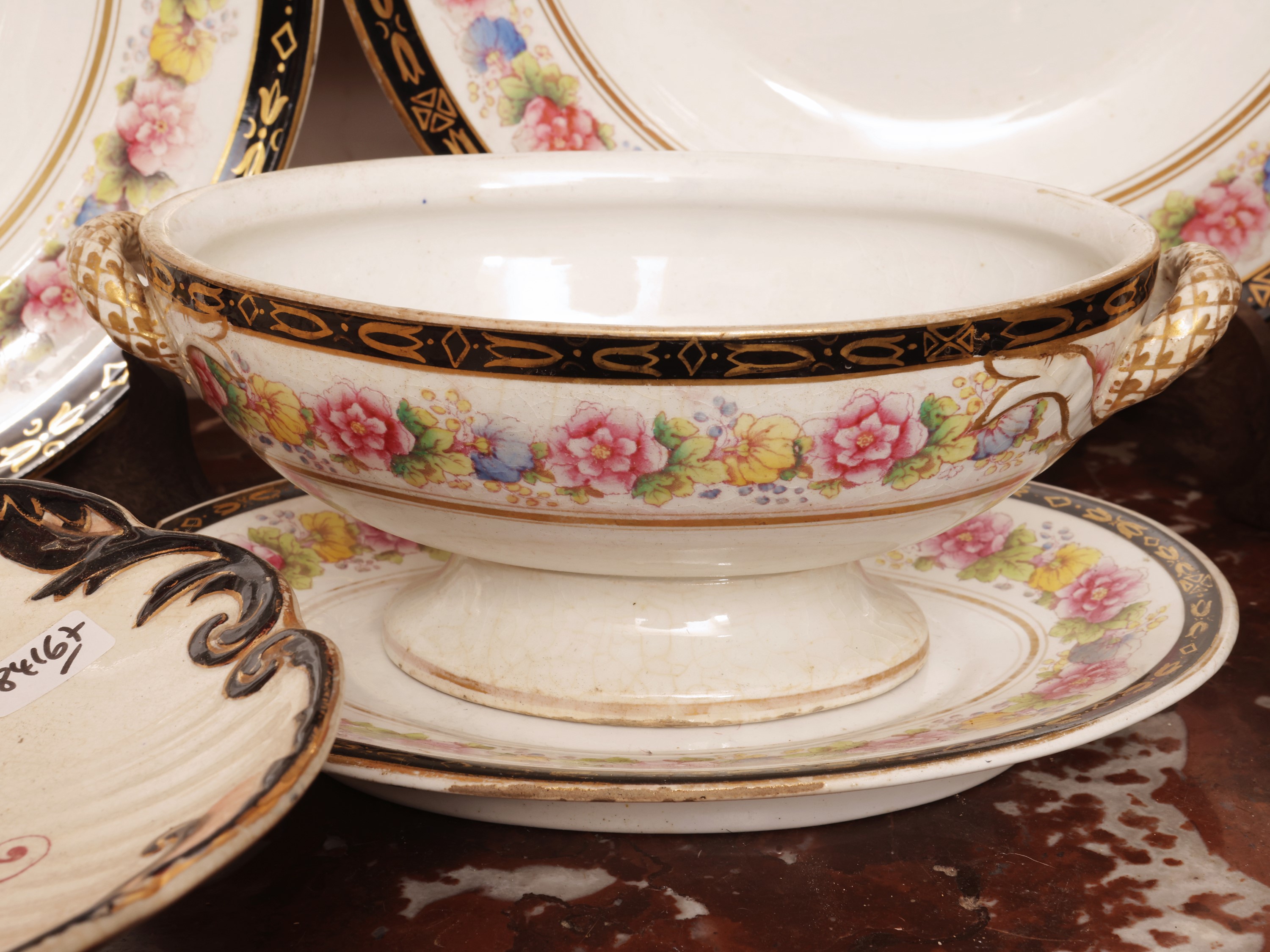 Set di piatti e accessori decorativi in terraglia, XIX/XX secolo