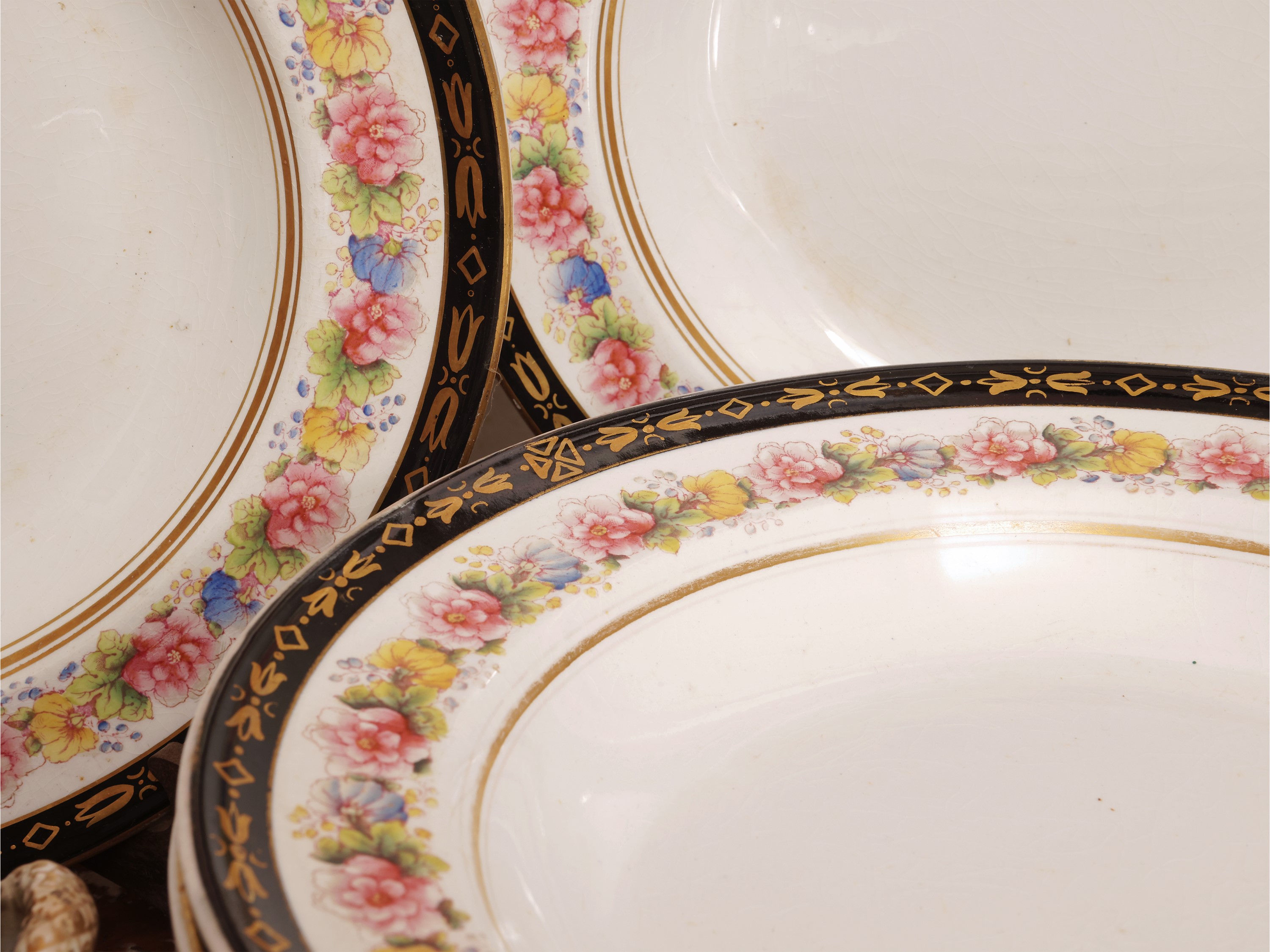 Set di piatti e accessori decorativi in terraglia, XIX/XX secolo