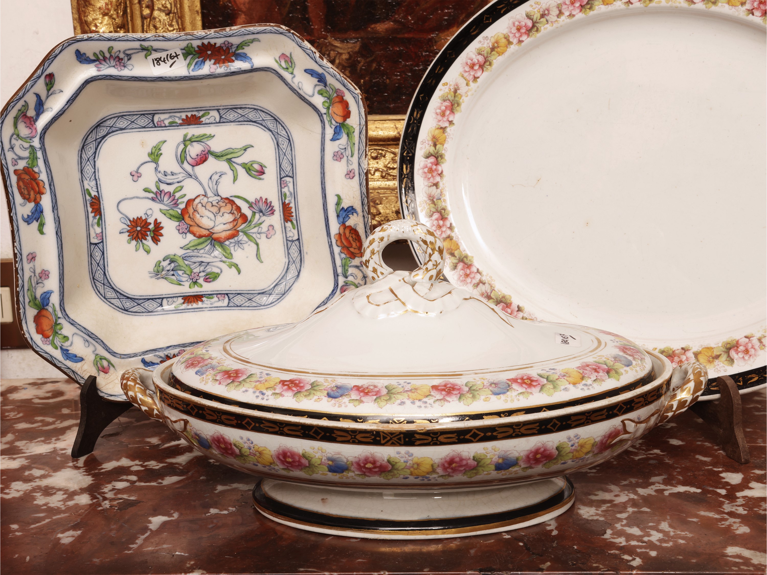Set di piatti e accessori decorativi in terraglia, XIX/XX secolo