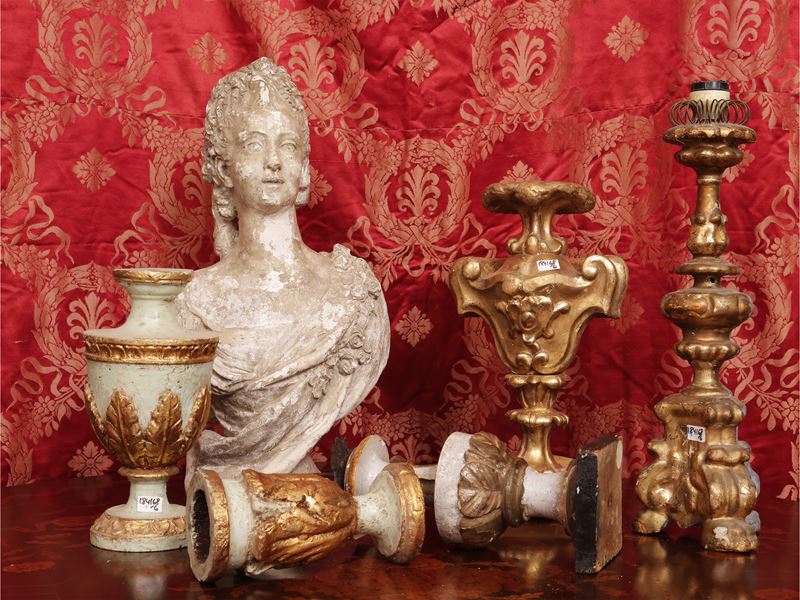 Busto femminile in gesso con accessori decorativi d’epoca (XIX/XX secolo)