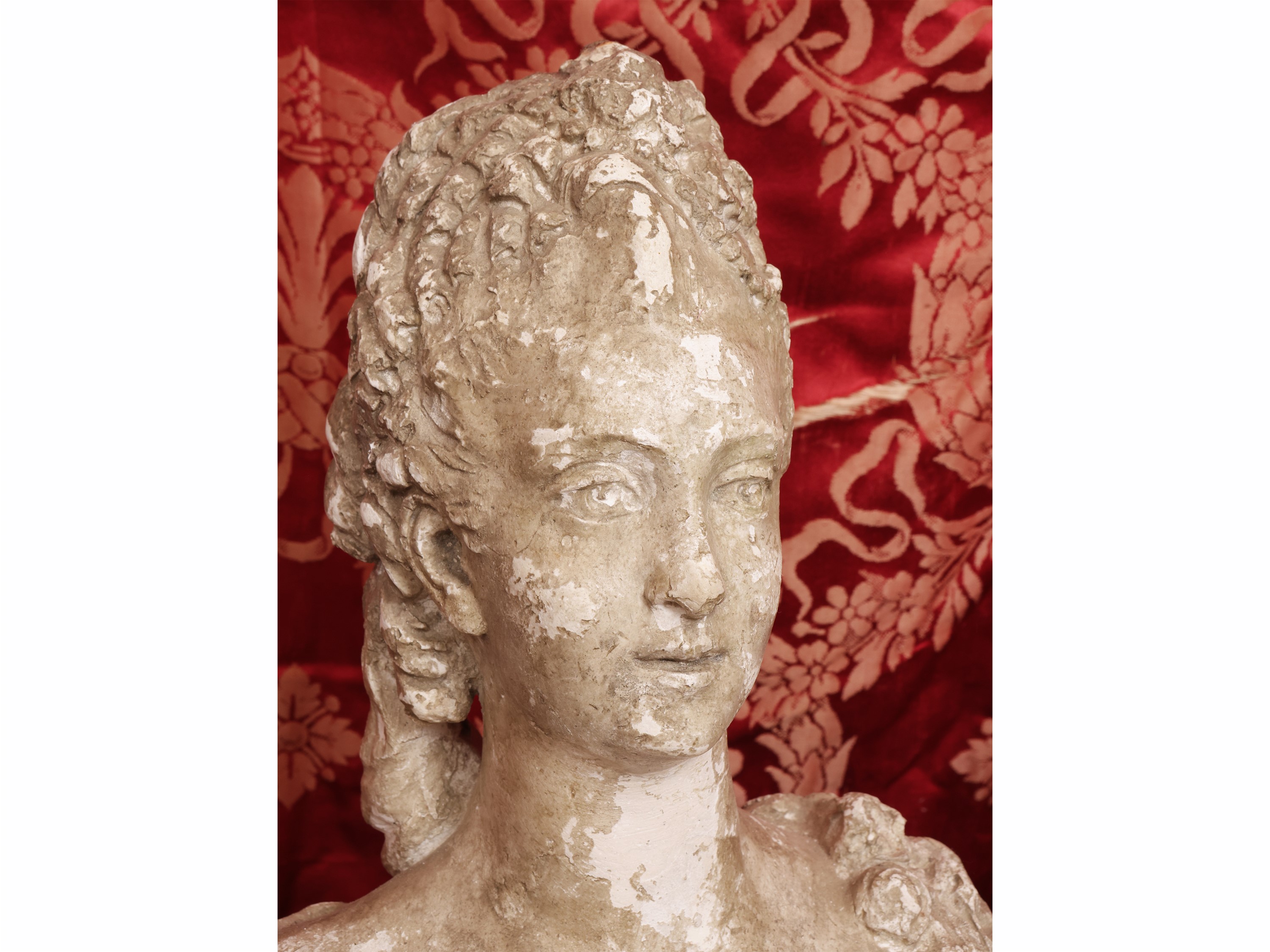 Busto femminile in gesso con accessori decorativi d’epoca (XIX/XX secolo)