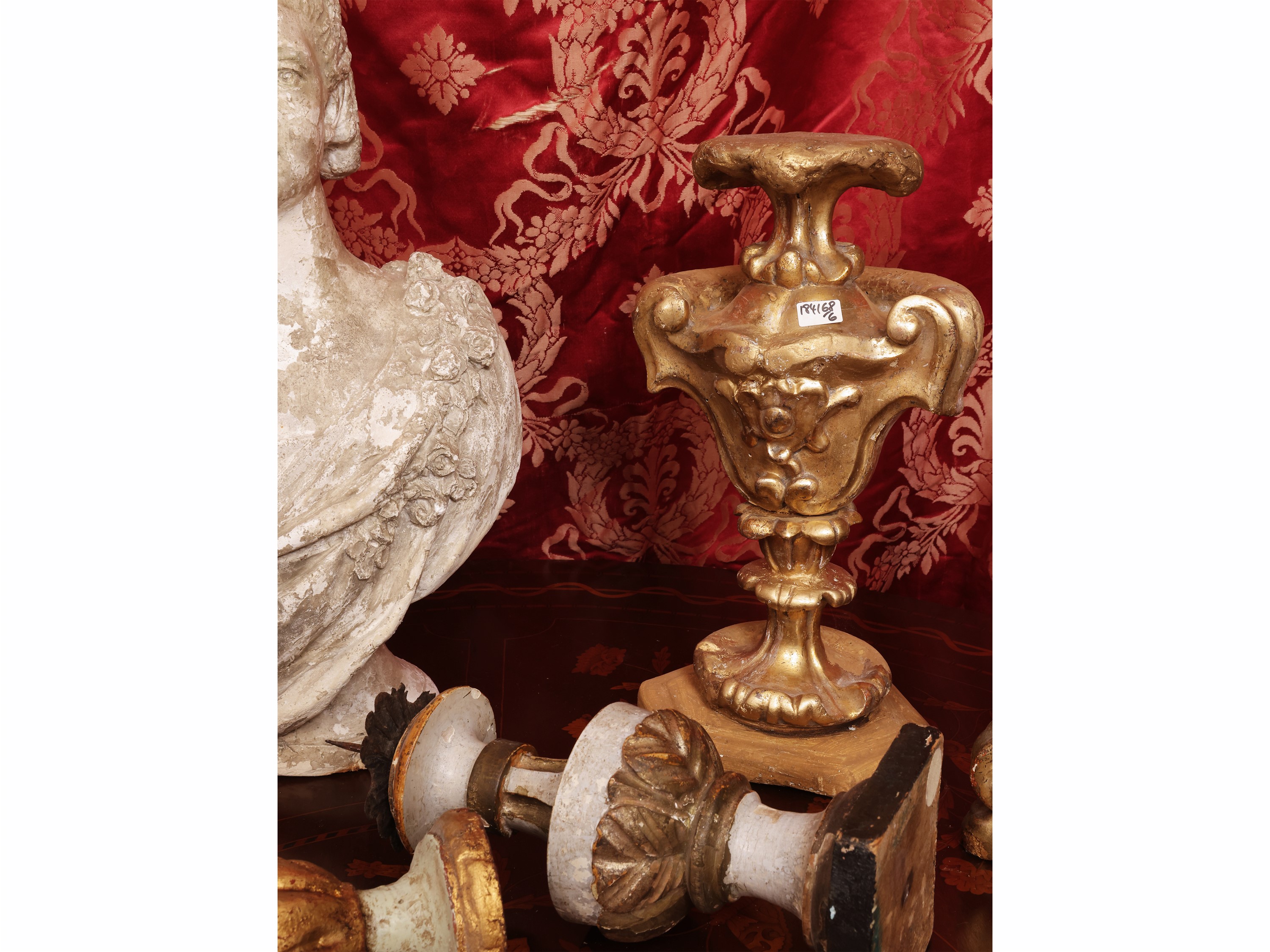 Busto femminile in gesso con accessori decorativi d’epoca (XIX/XX secolo)
