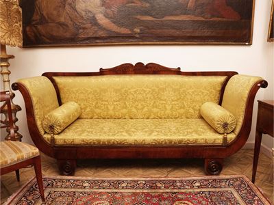 Divano a barca in mogano, rivestito in damasco color oro, prima metà del XIX secolo