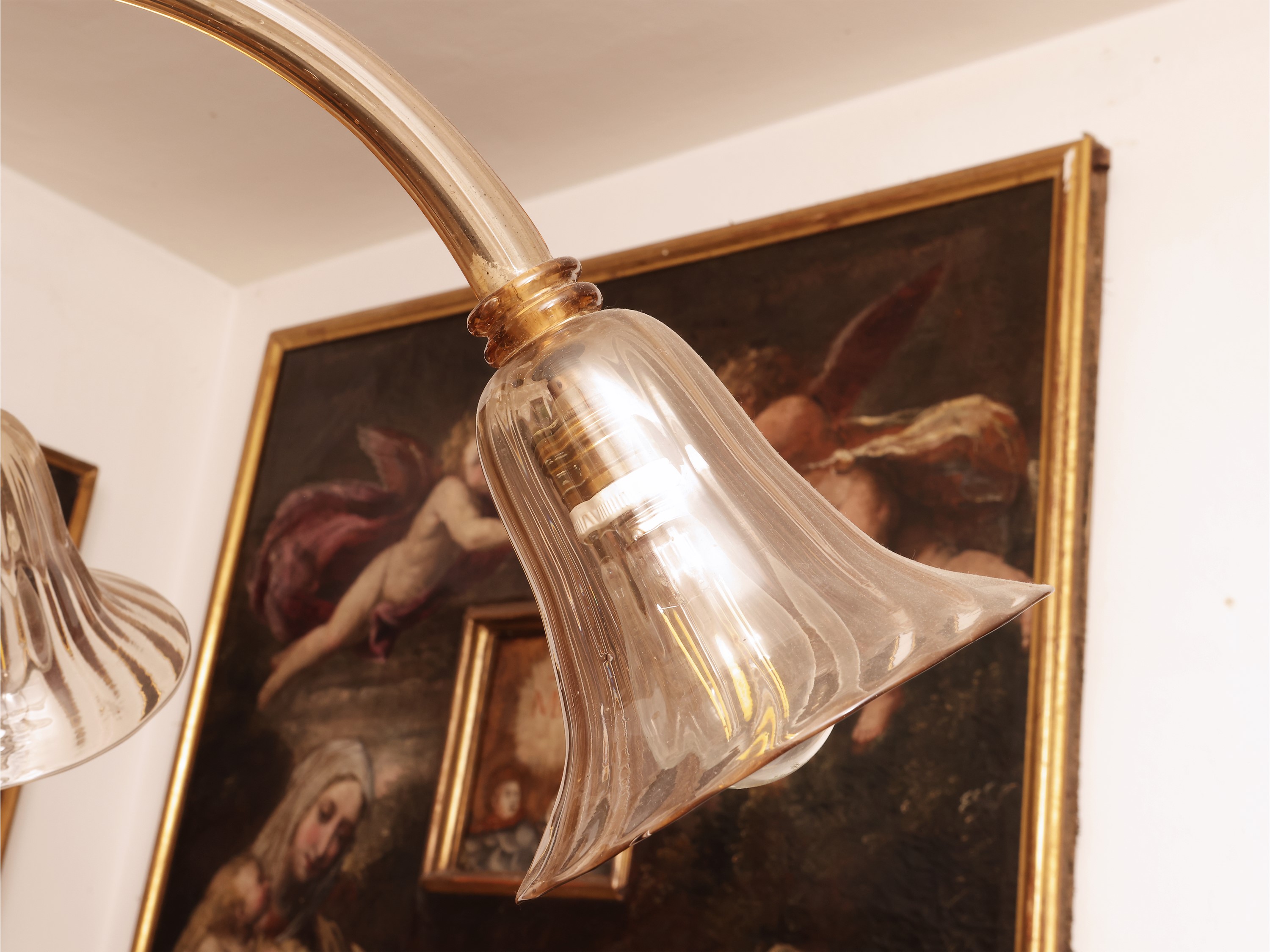 Grande lampadario, vetro soffiato color sabbia con sei bracci portacandele (metà XX secolo)