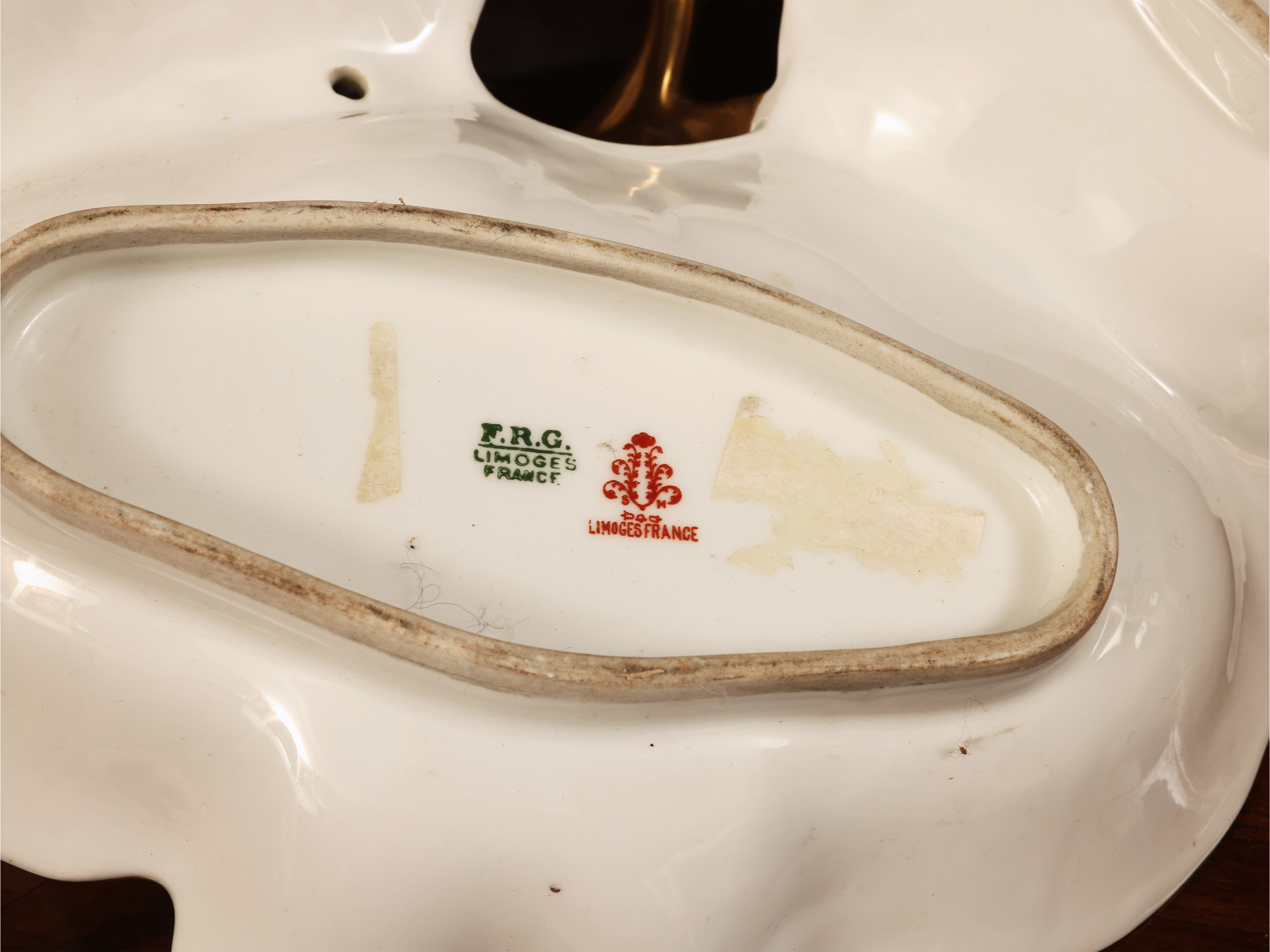 Inizio XX secolo, Set per servire il tè in metallo argentato con porta bon bon in porcellana di L...