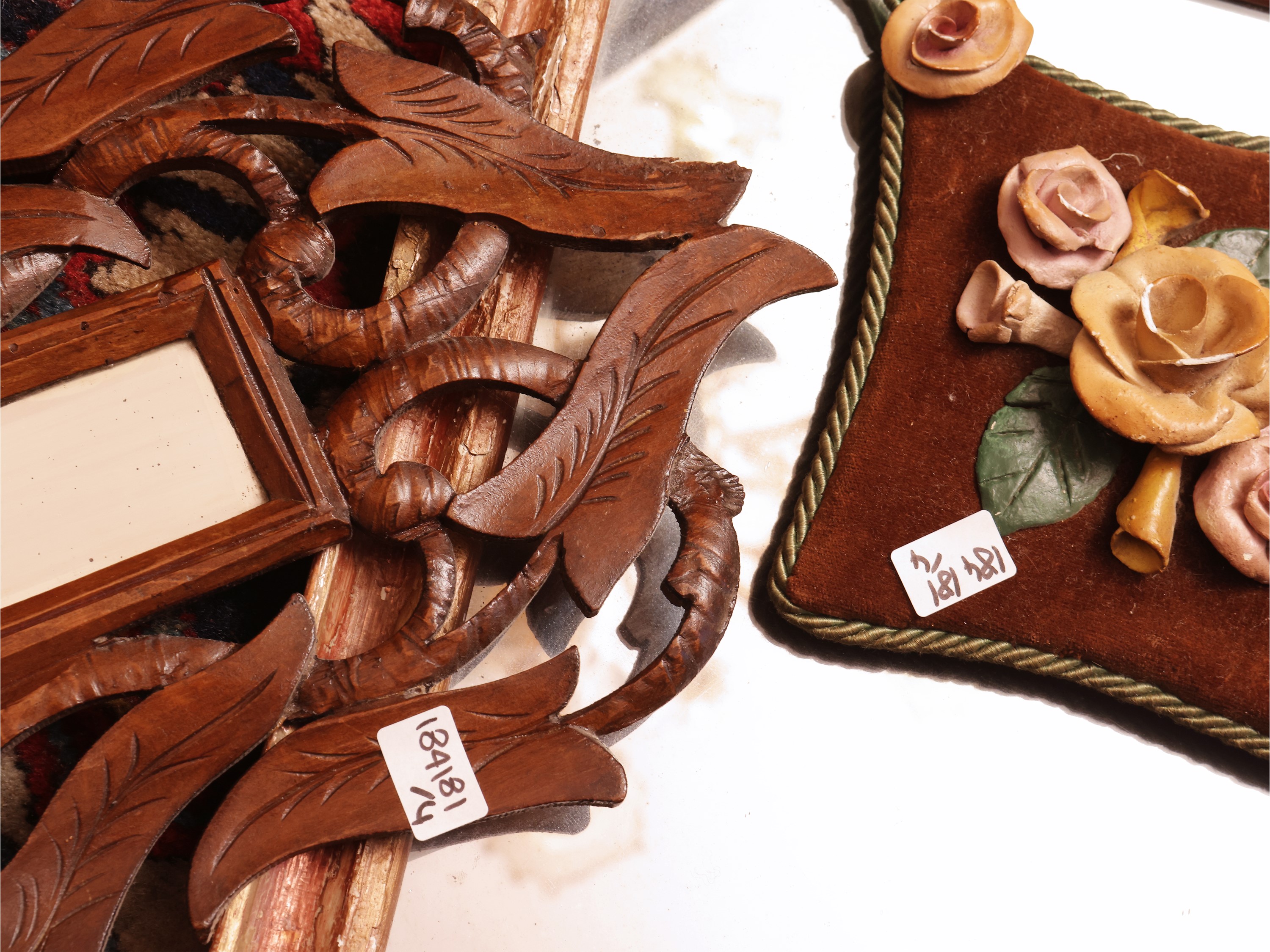 Curiosità da parete, cornice in legno dorato, XIX/XX secolo